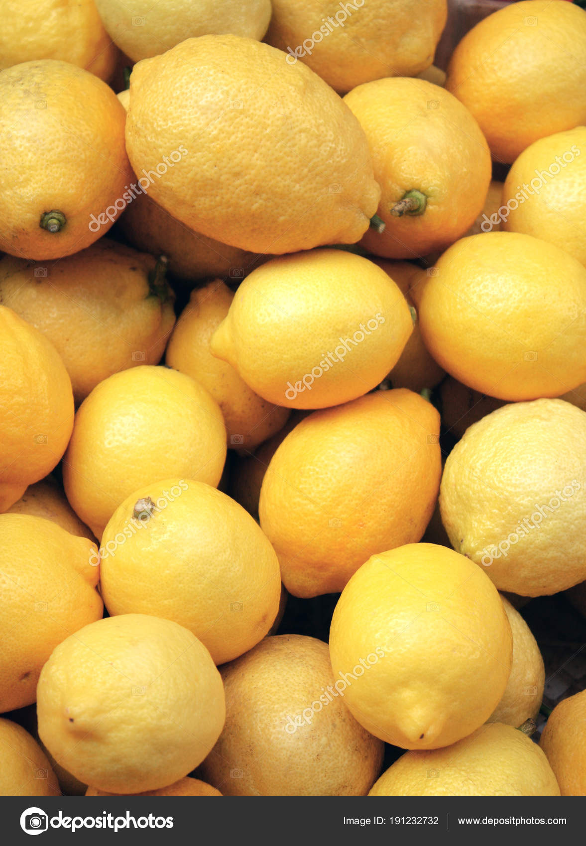 Ripe lemons in supermarket — Stock Photo © frenta #191232732