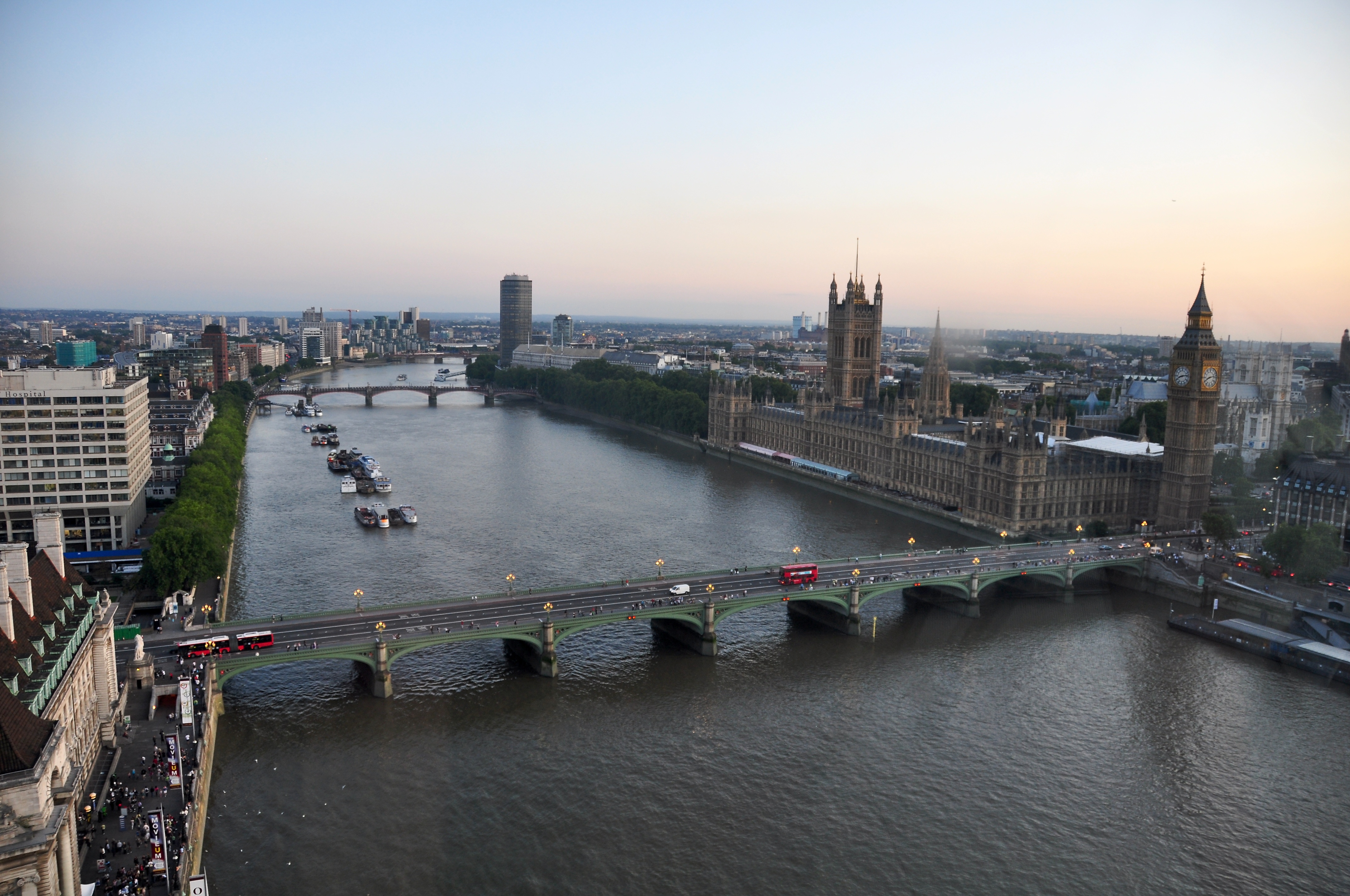File:River Thames and Westminster Bridge, London-17Aug2009.jpg ...