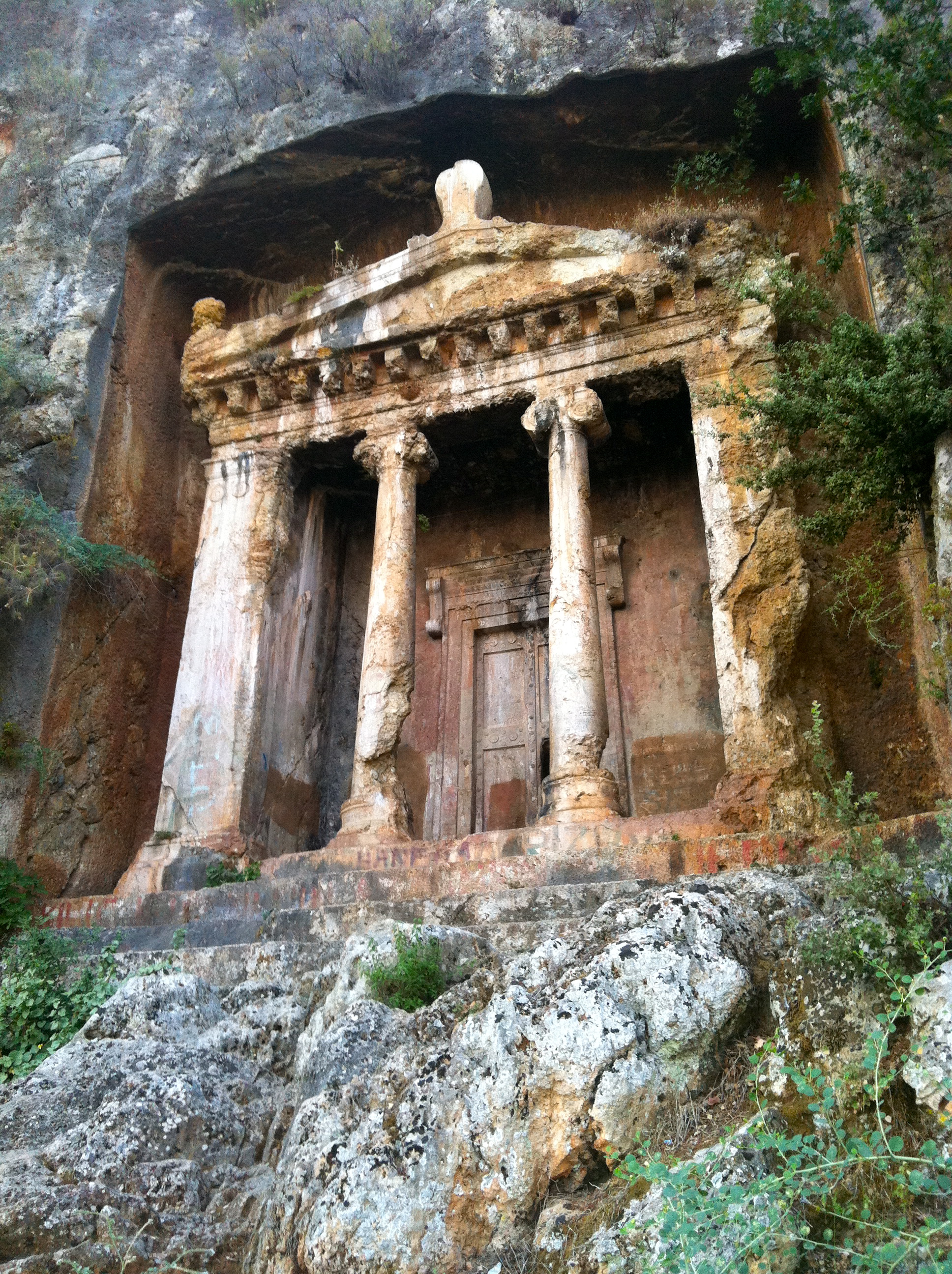 File:Amynthas rock tomb August 2011.jpg - Wikimedia Commons