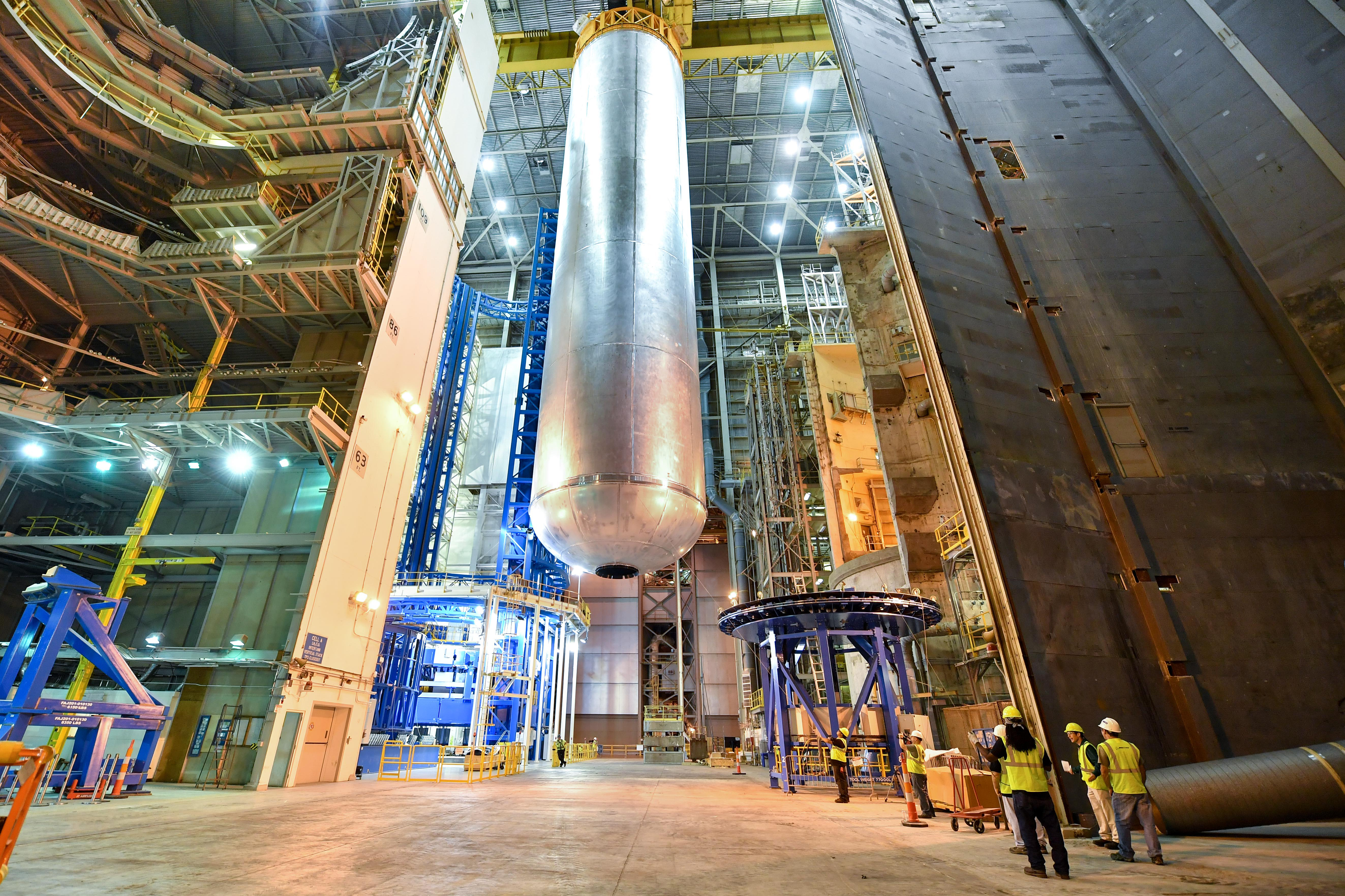 NASA Completes Welding on Fuel Tank for First Flight of SLS Rocket ...