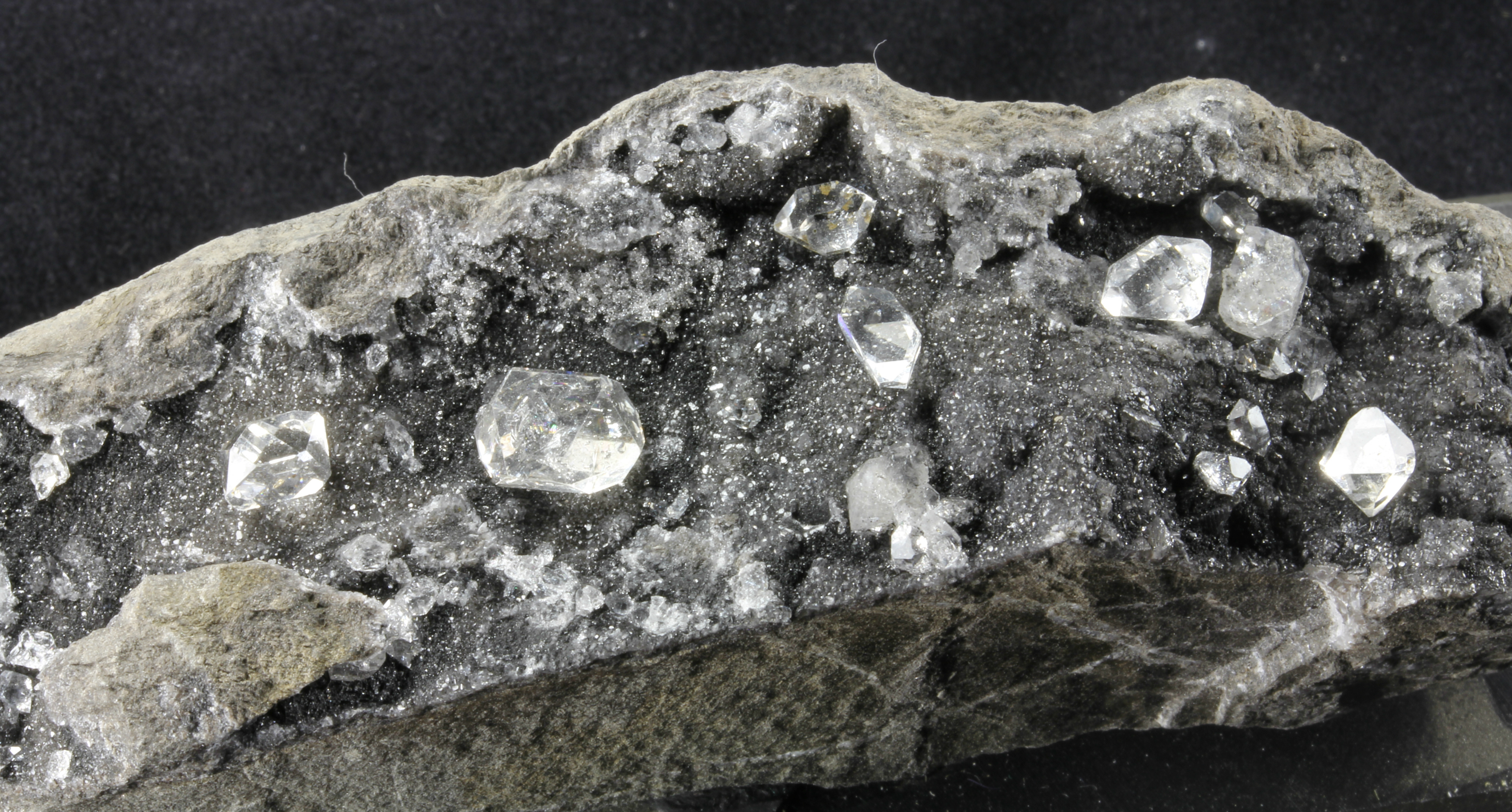 File:Rocks with quartz-type inclusions Maramureş diamonds.jpg ...