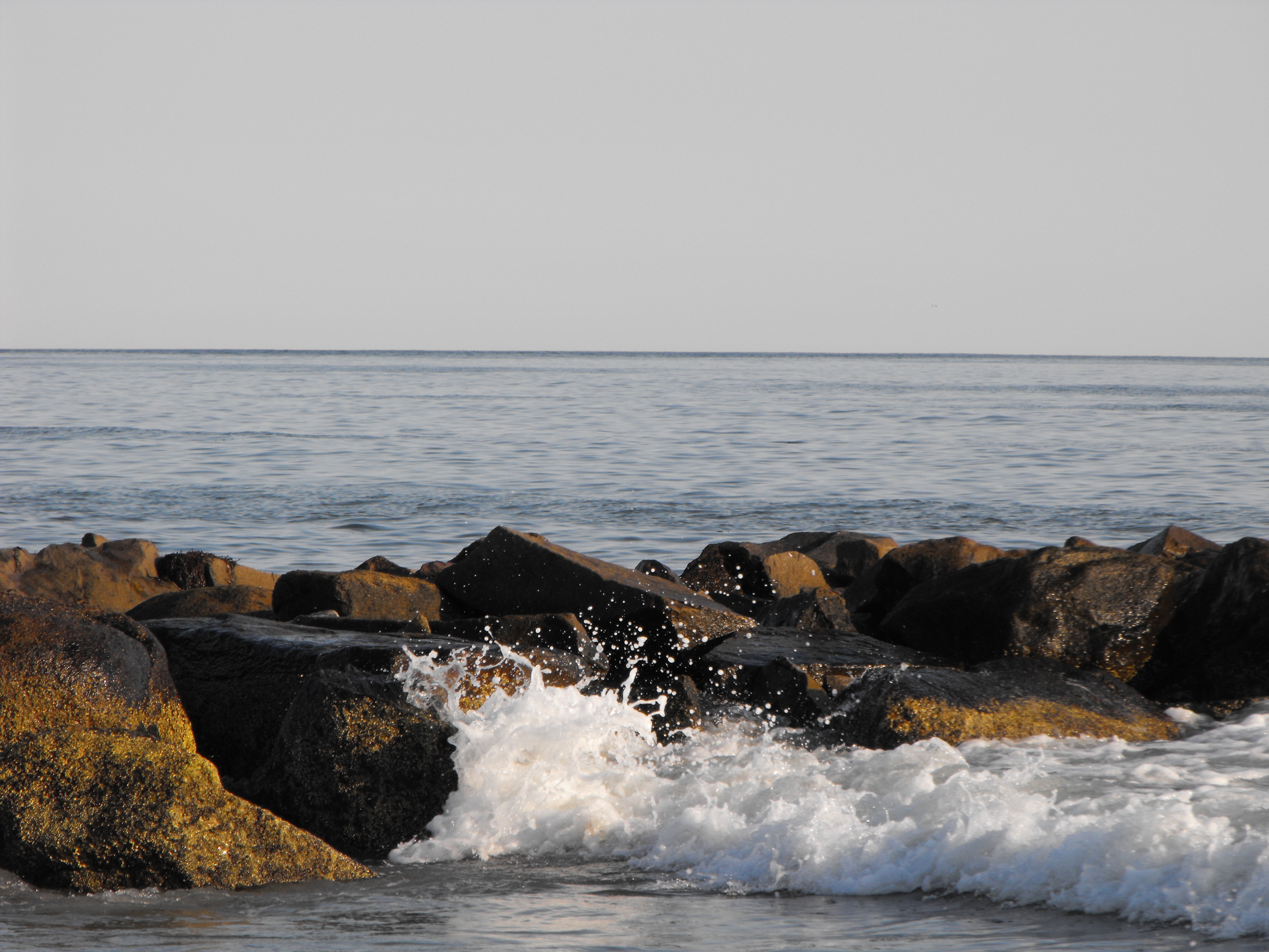 File:Narragansett Bay surf on the rocks.jpg - Wikimedia Commons