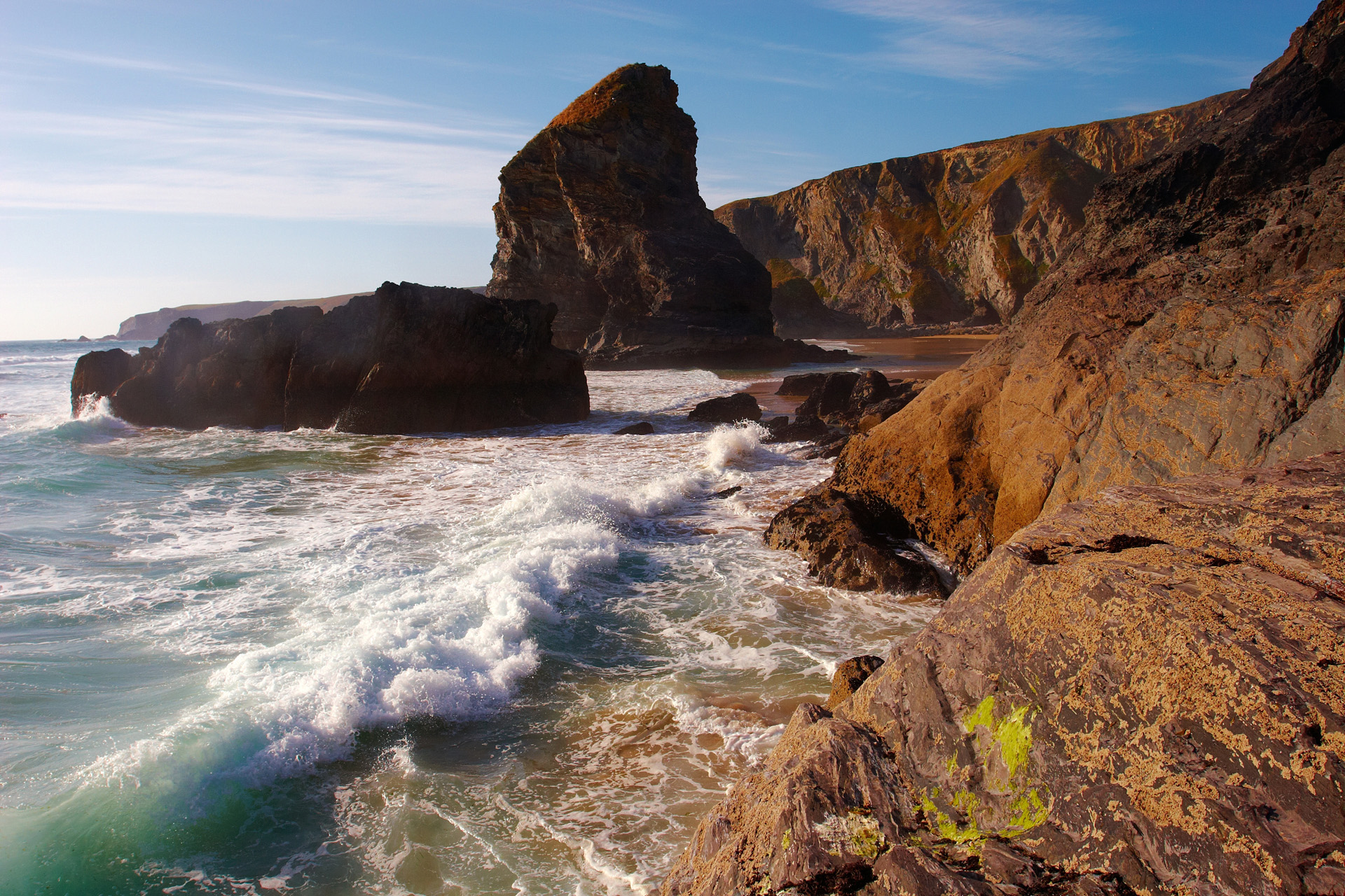 Waves breaking on the rocky shore at Bedruthan Steps | Bedruthan ...