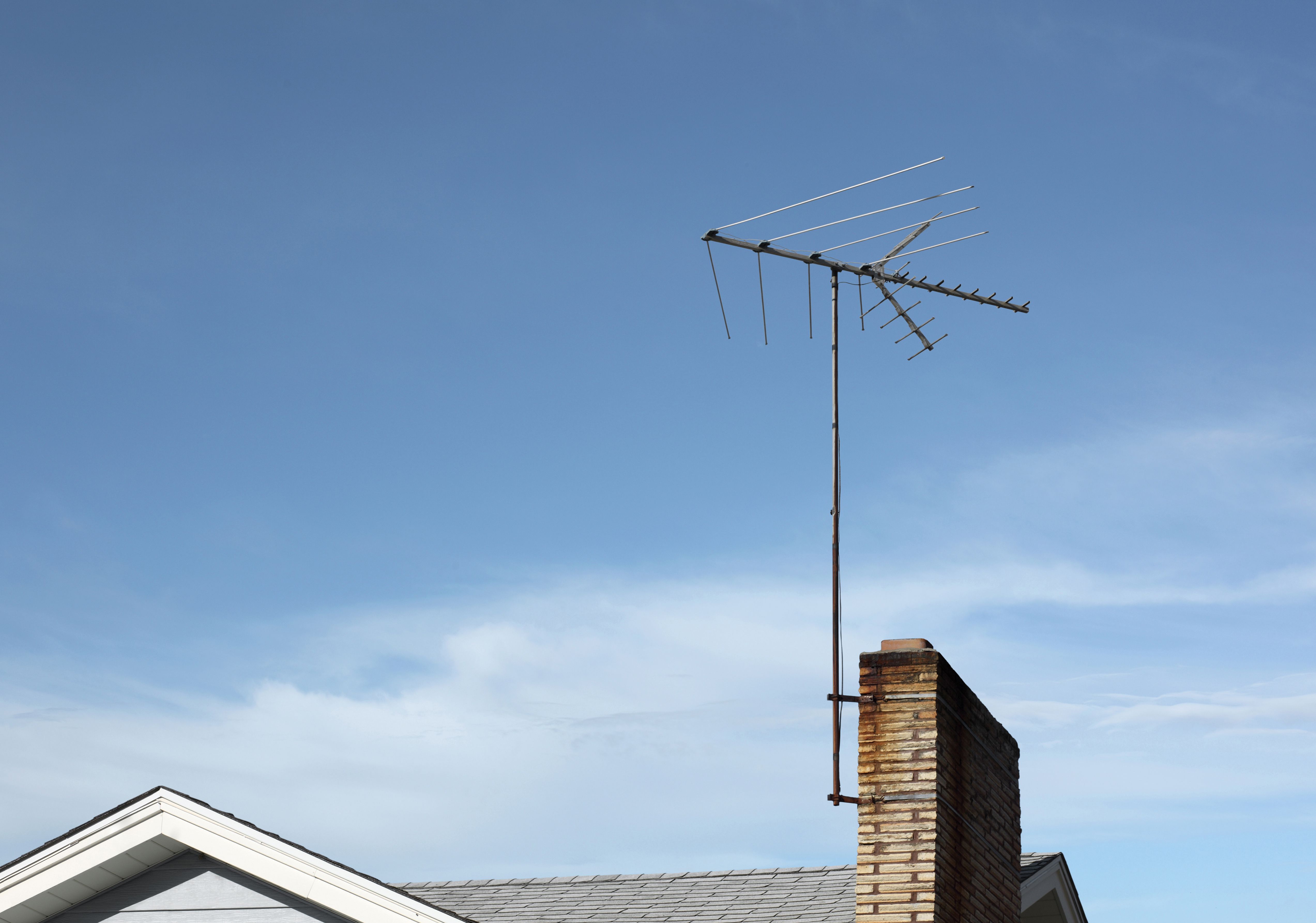 Установить антенну крыше. Антенна на крыше. Телевизионная антенна на крыше. Старая антенна. Антенна на крыше дома.
