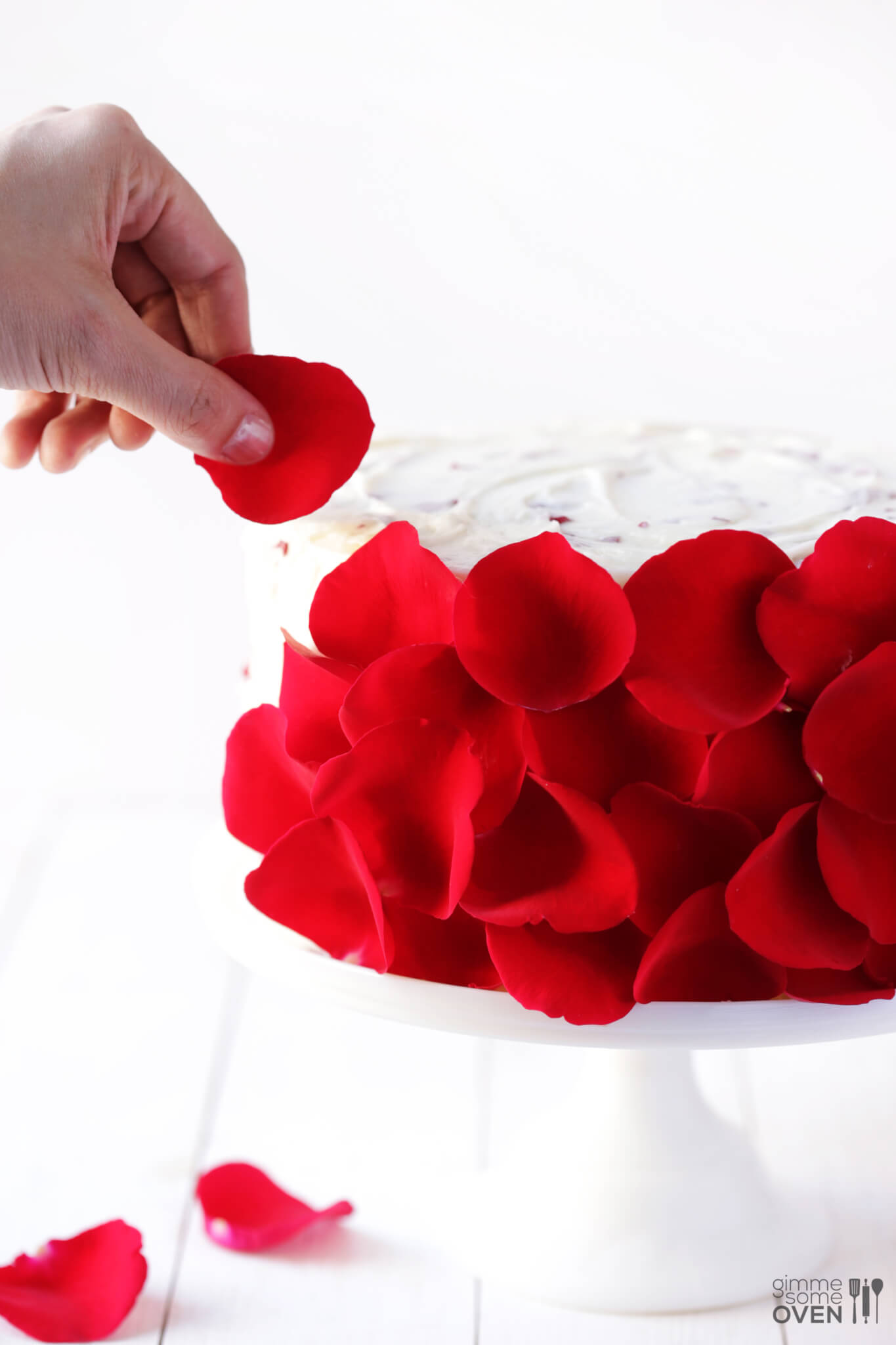 Украшение торта лепестками роз