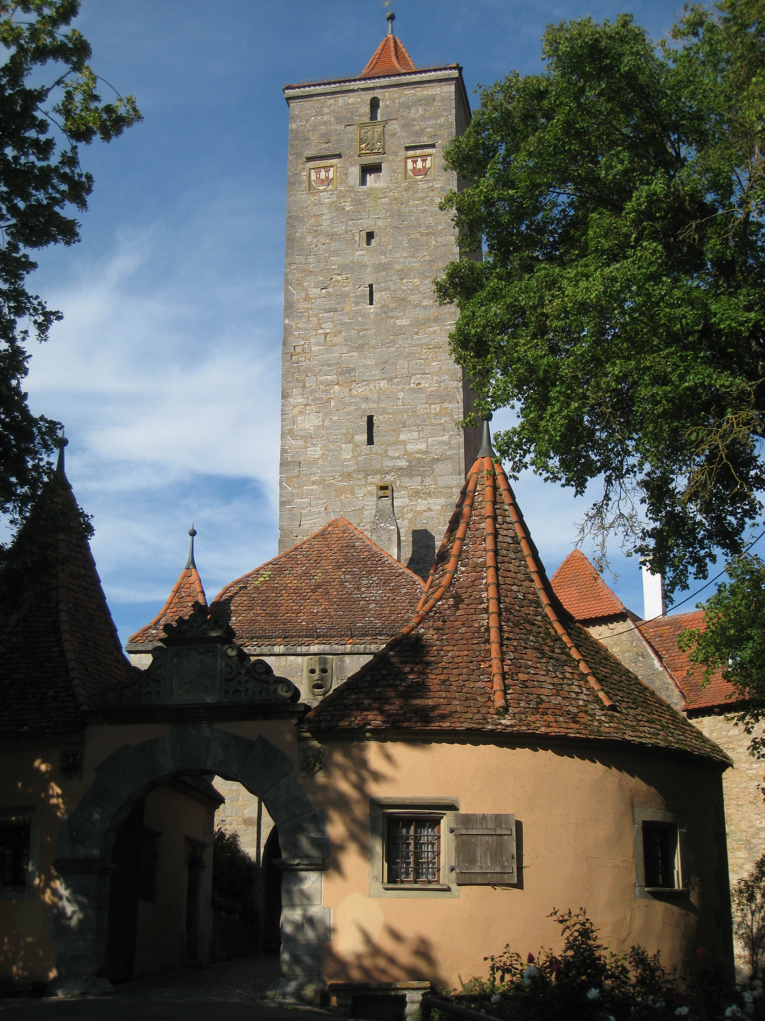 File:Gate and tower - Rothenburg ob der Tauber.JPG - Wikimedia Commons