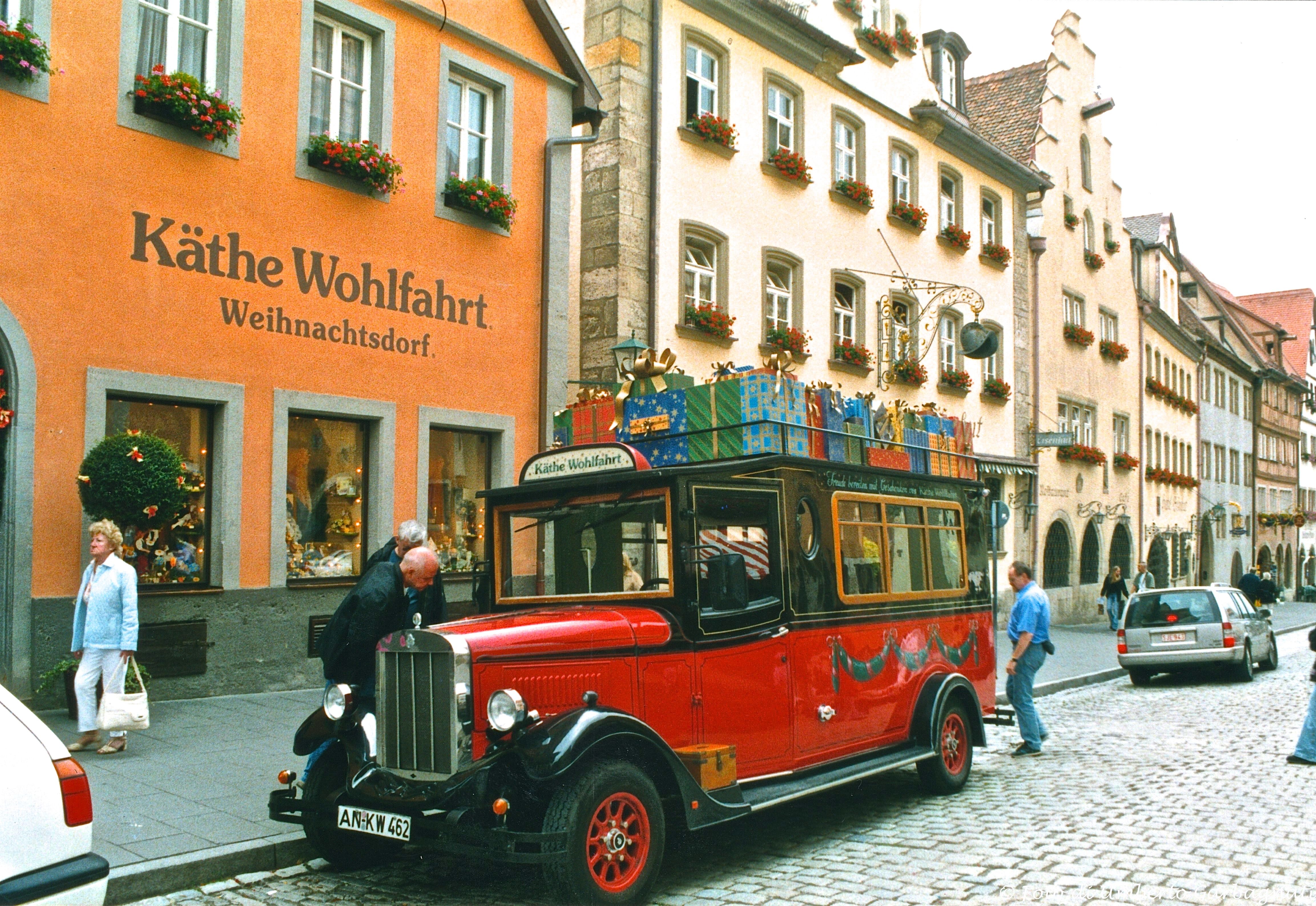 Vecchio mini bus tedesco restaurato e ora usato per pubblicità ...