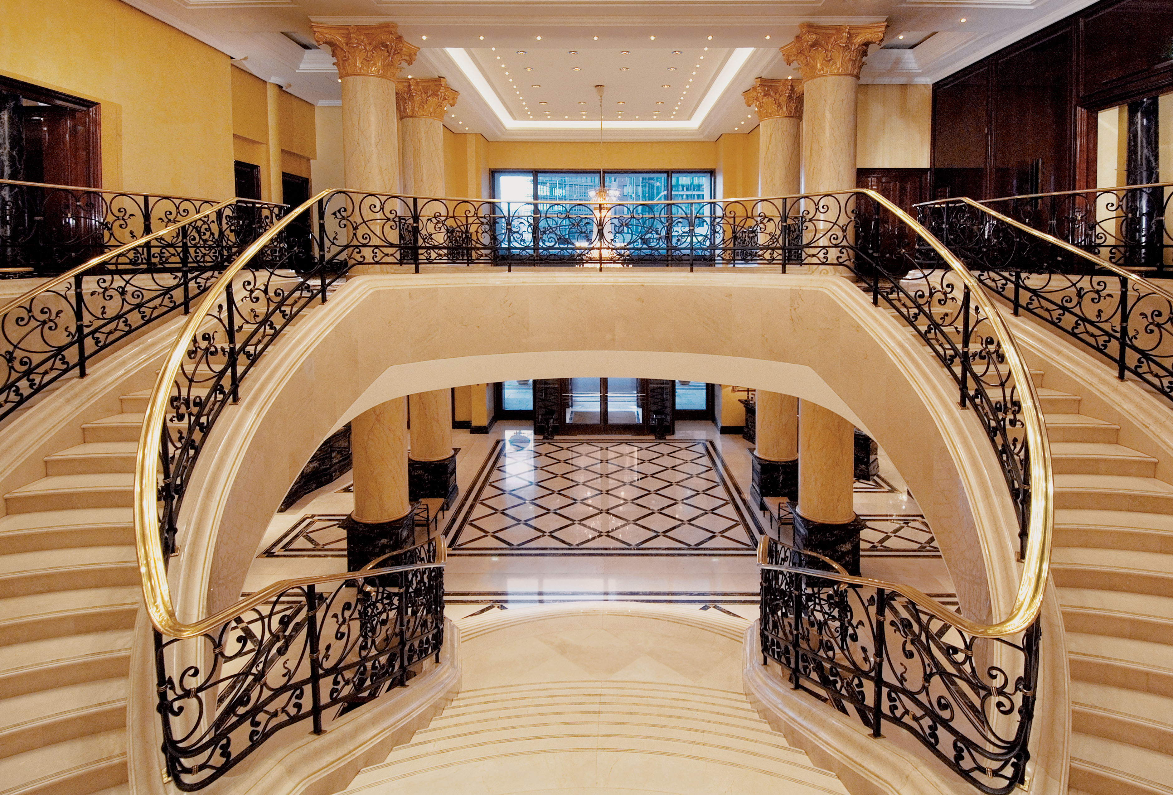 Мал хол. Отель Ритц Карлтон лестница. The Ritz Carlton Moscow лестница. Парадная лестница гостиницы Националь в Москве. Красивые лестницы.