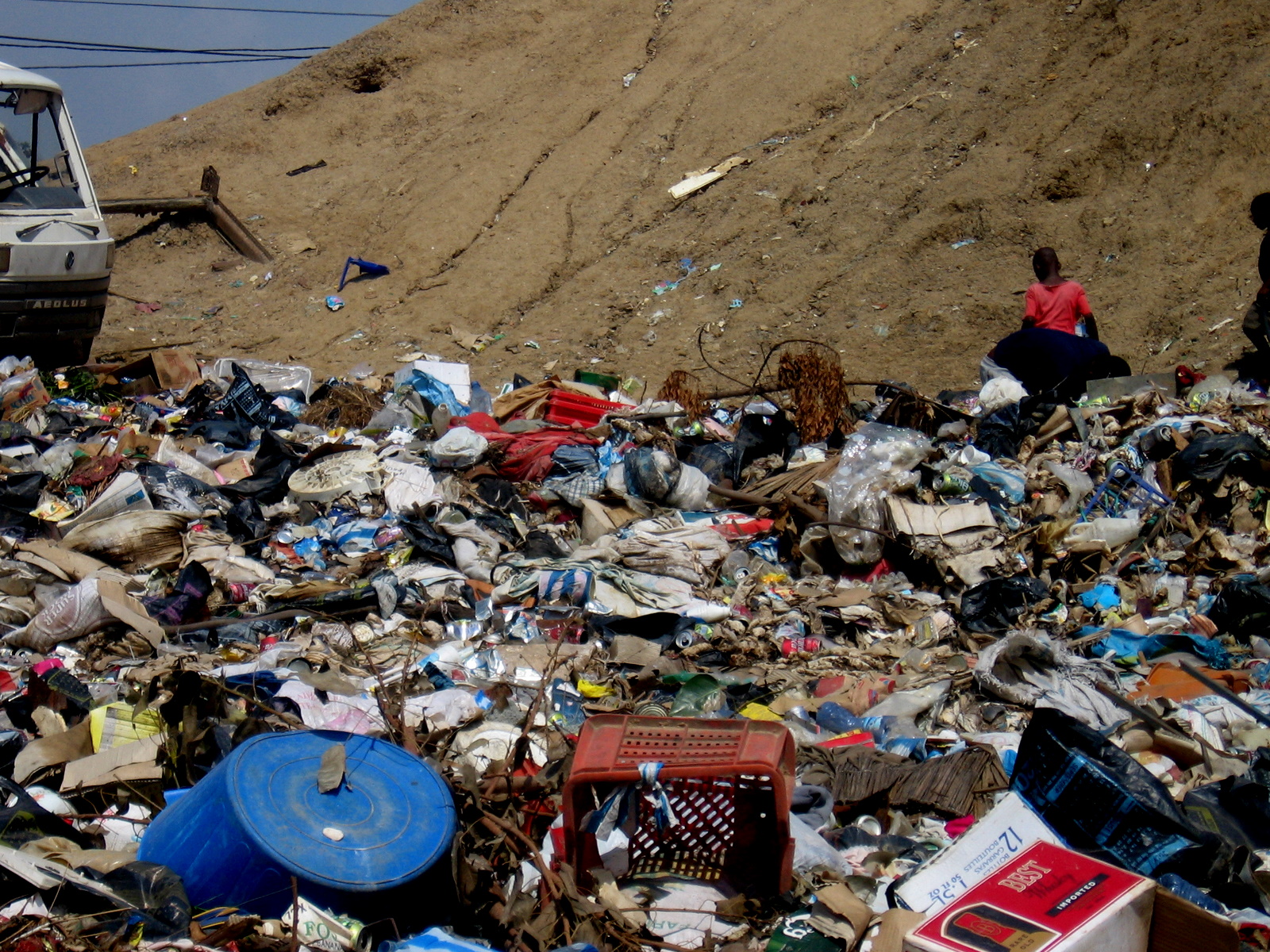 File:Rubbish-Angola.jpg - Wikimedia Commons