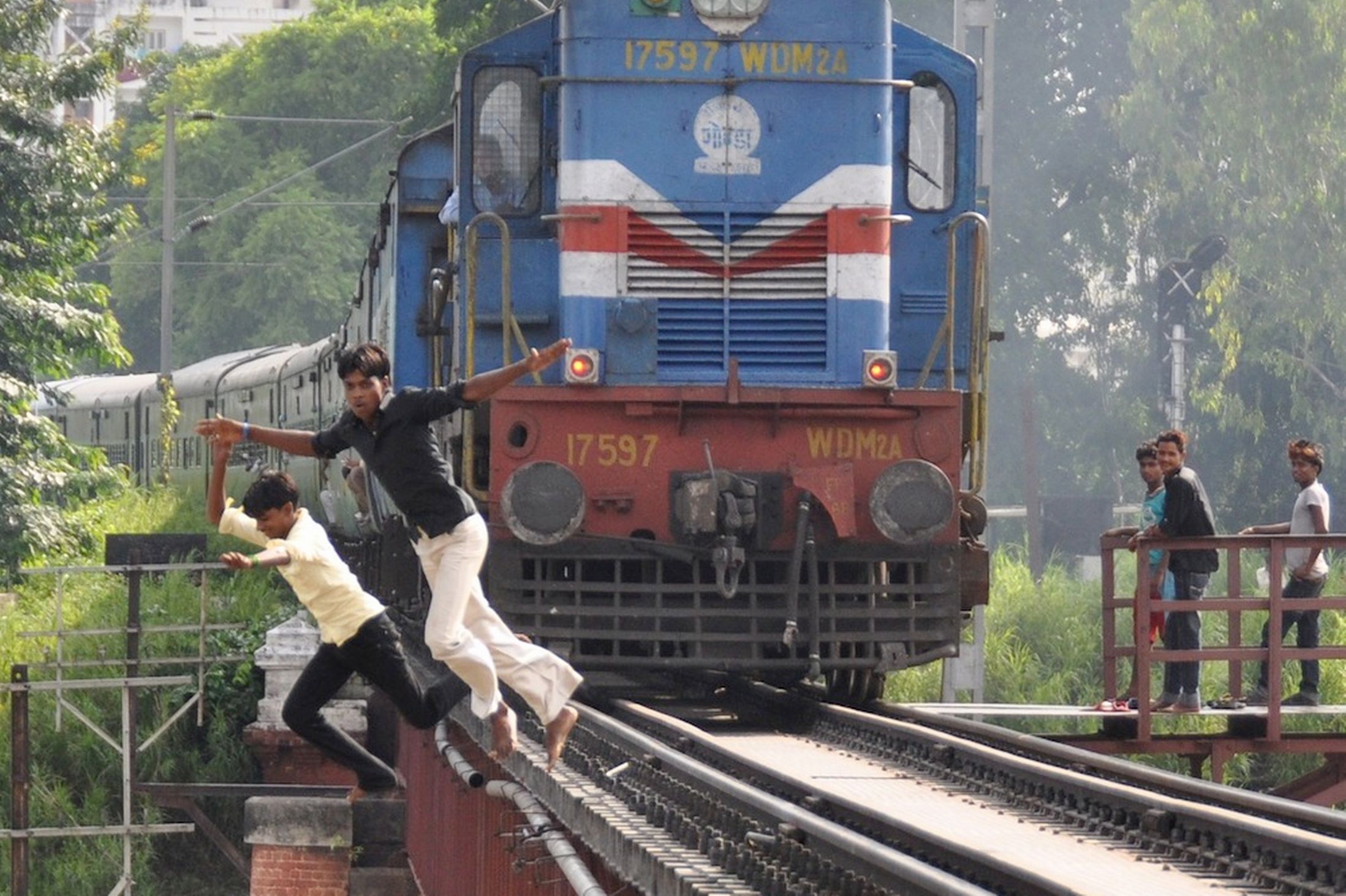 Selfie In Front of Running Train Costs 3 Lives - The Logical Indian