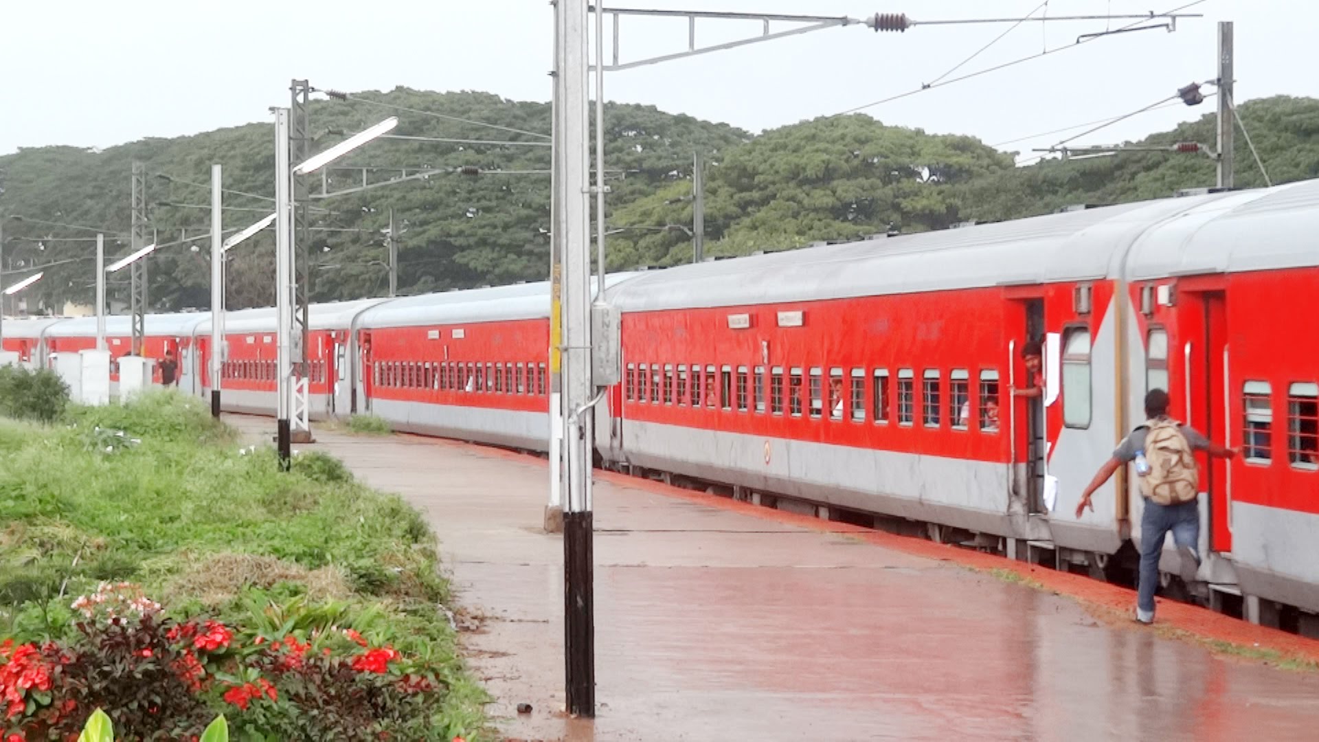 LIFE RISKING ! boarding a RUNNING Train : Indian Railways - YouTube