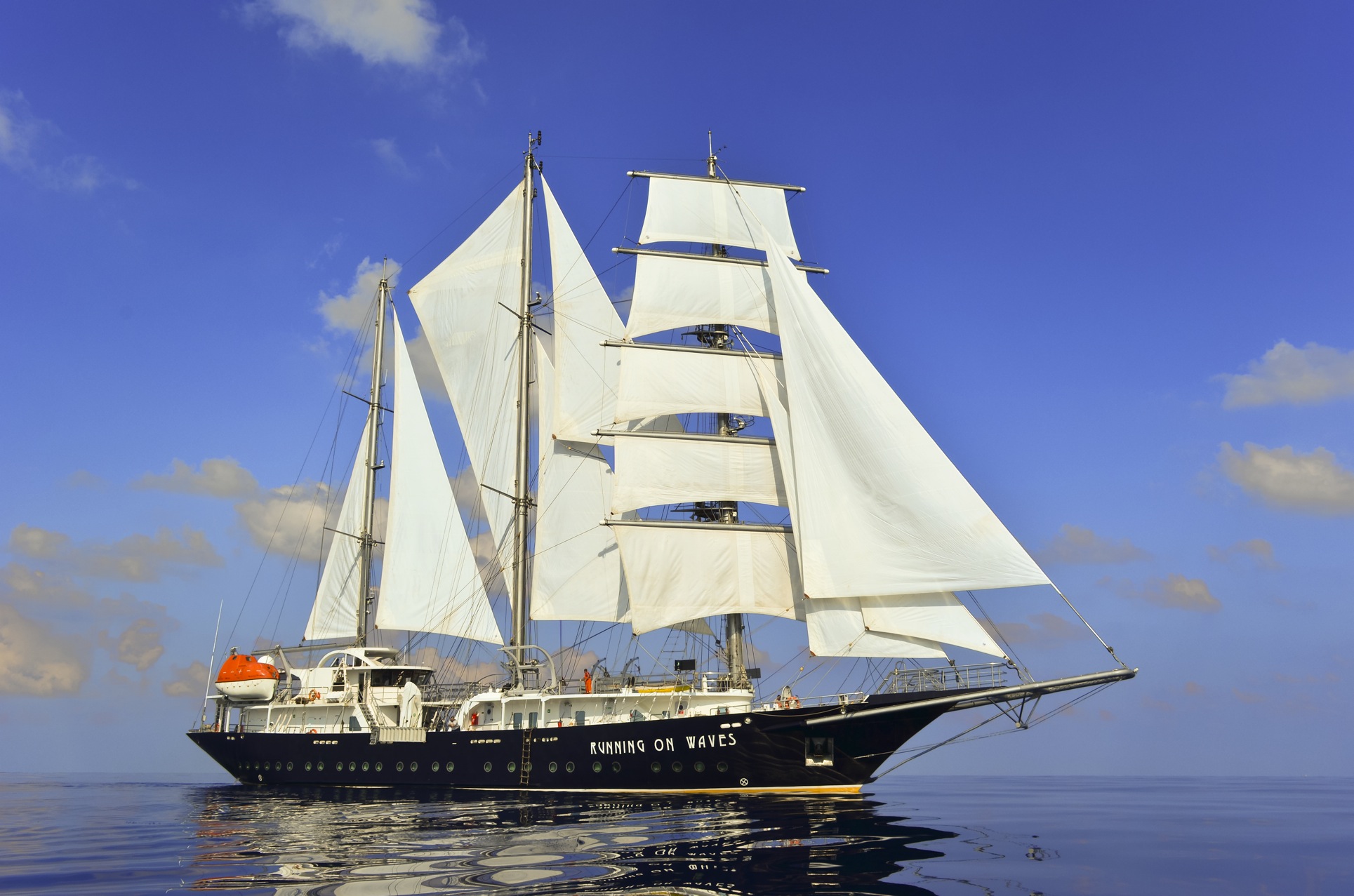 RUNNING ON WAVES Yacht Charter Details, Segel Masten Yachten ...