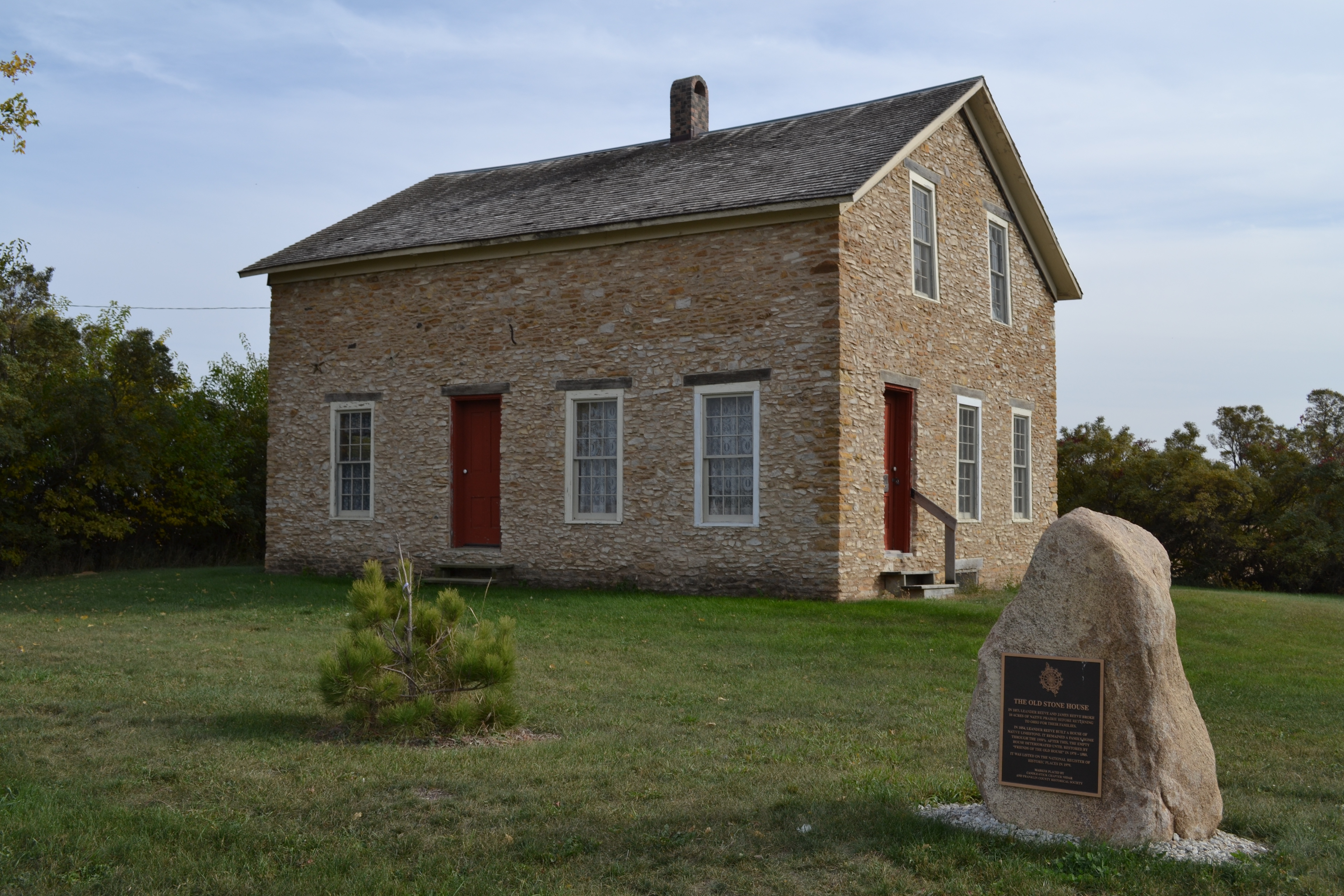 File:Leander Reeve Stone House, rural Hampton, Iowa.JPG - Wikimedia ...