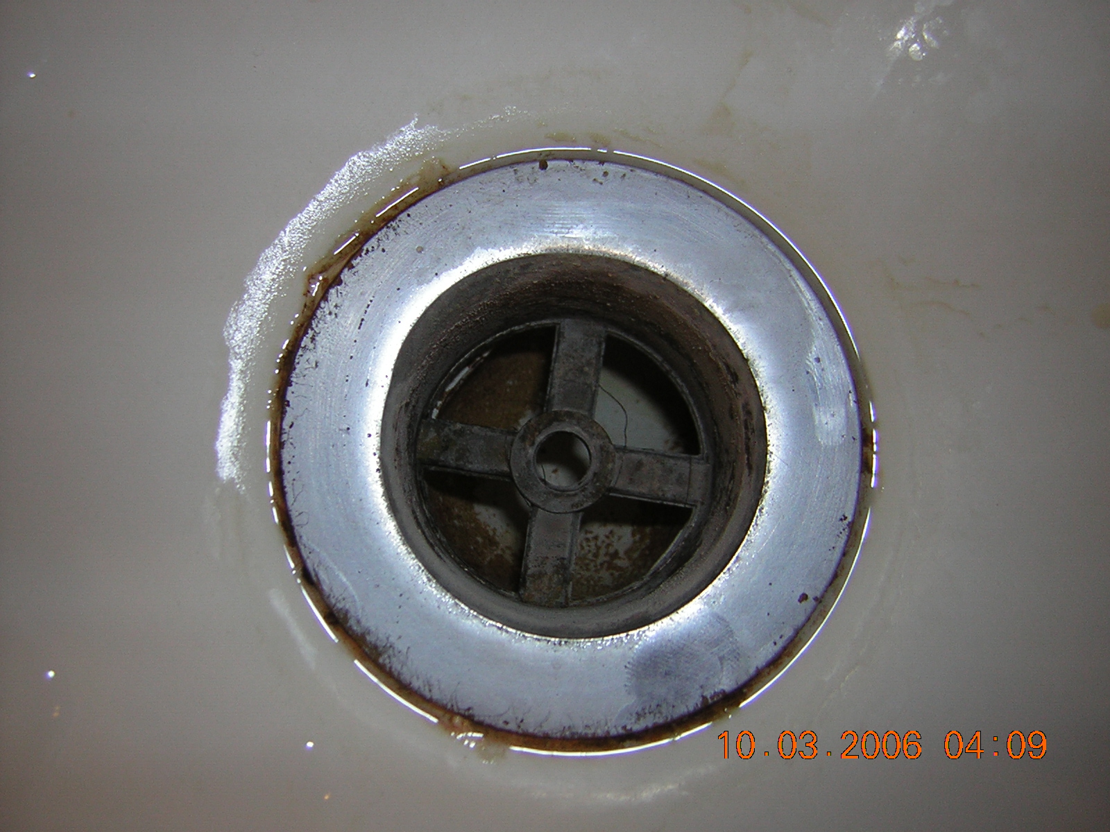 Rust between the bathtub and the drain flange | Terry Love Plumbing ...