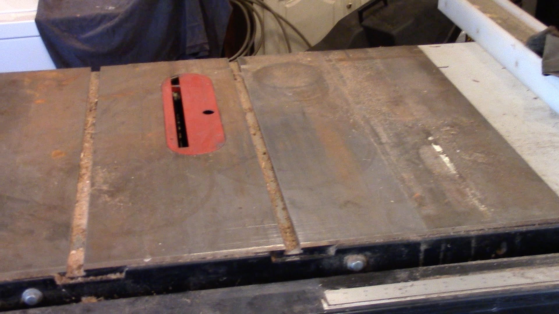 How To Remove Rust From A Cast Iron Tablesaw - YouTube