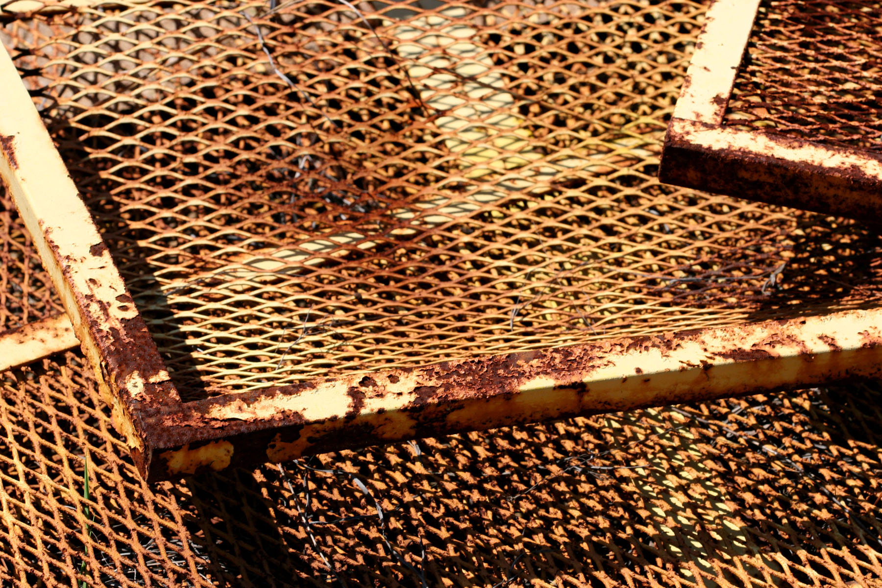 Rusted wire grid photo