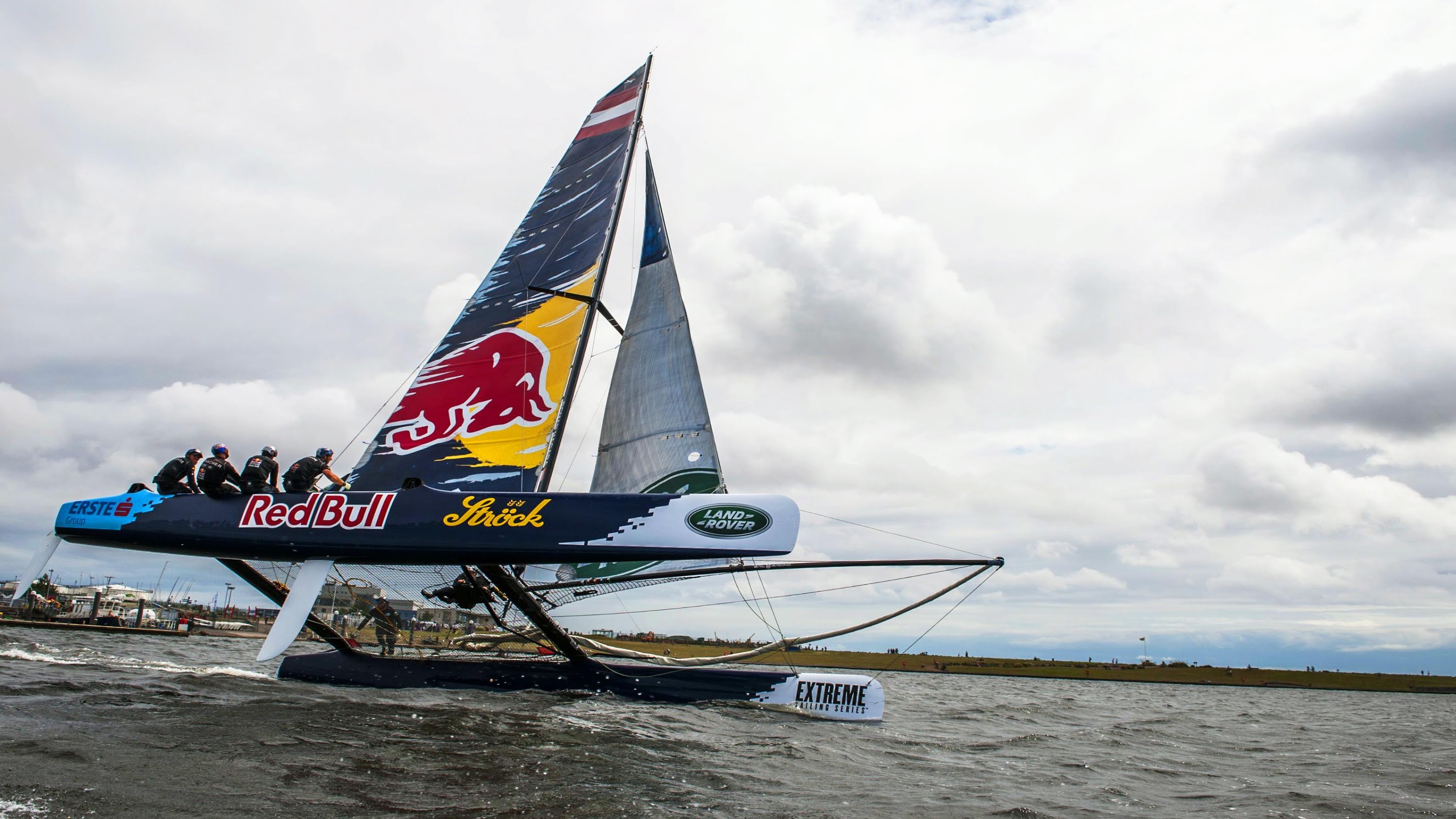 Extreme Sailing Competition Off The Cardiff Coast - YouTube