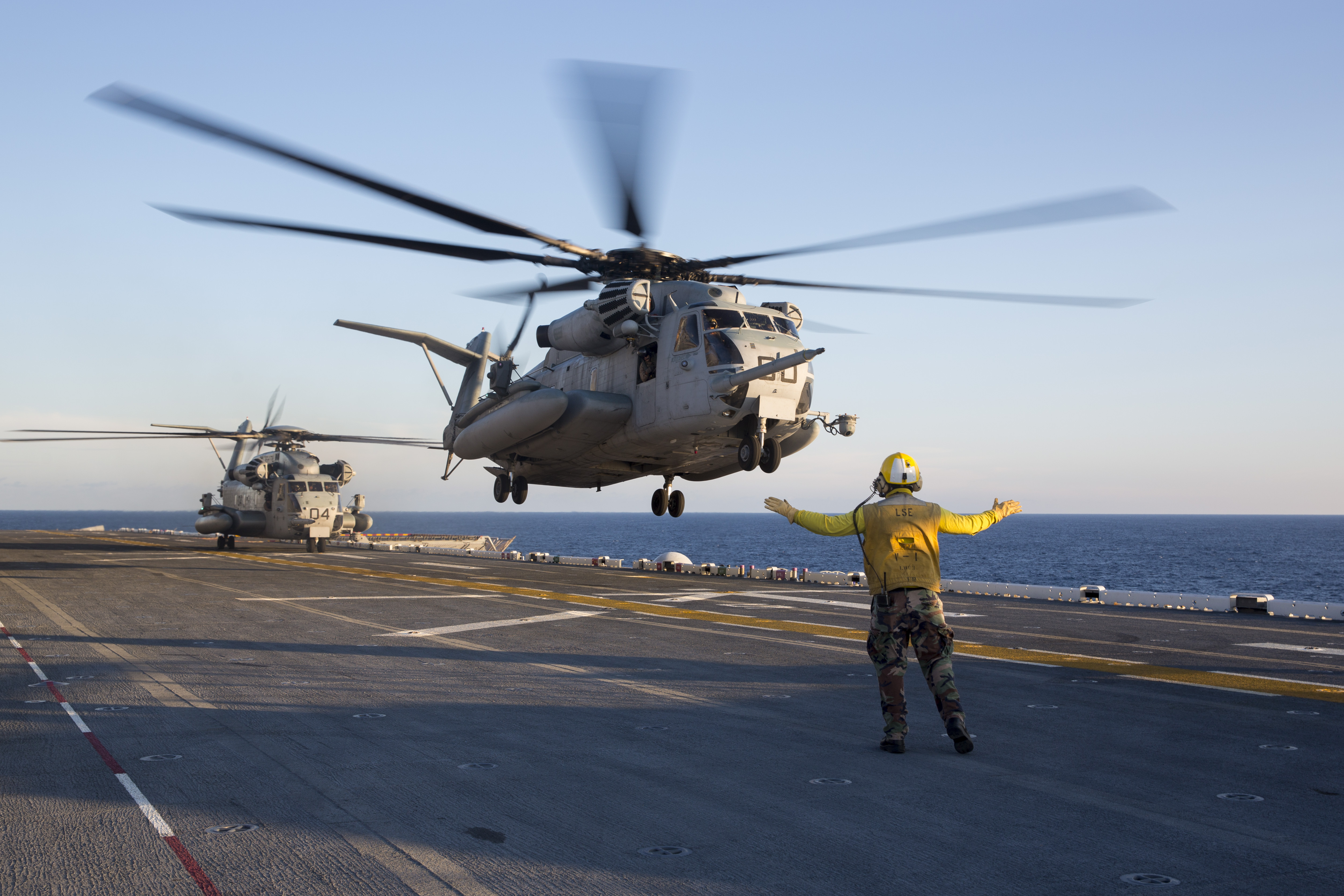 File:A U.S. Sailor directs a Marine Corps CH-53E Super Stallion ...