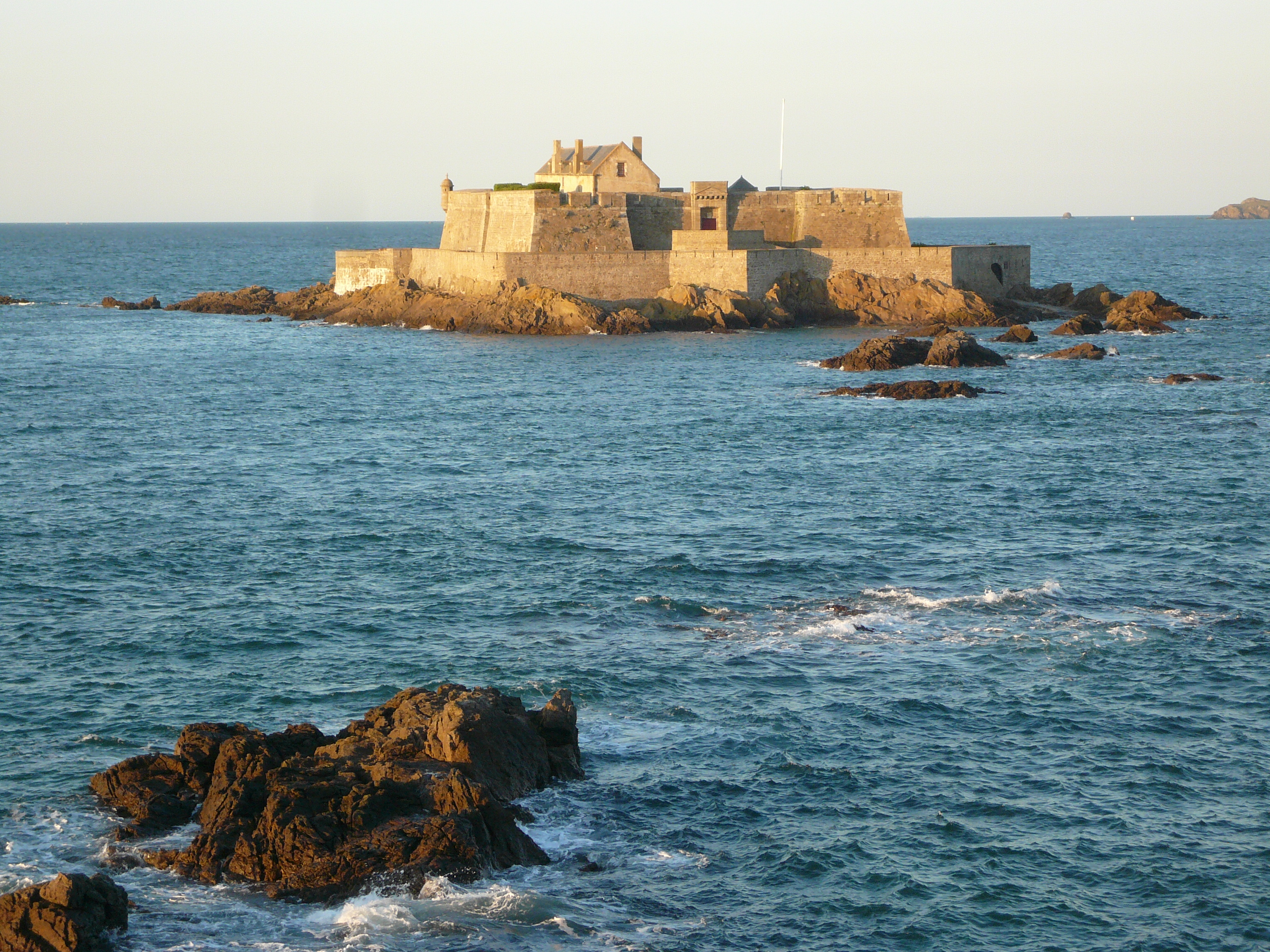 File:Fort-La-Reine-Saint-Malo-by-Rundvald.JPG - Wikimedia Commons