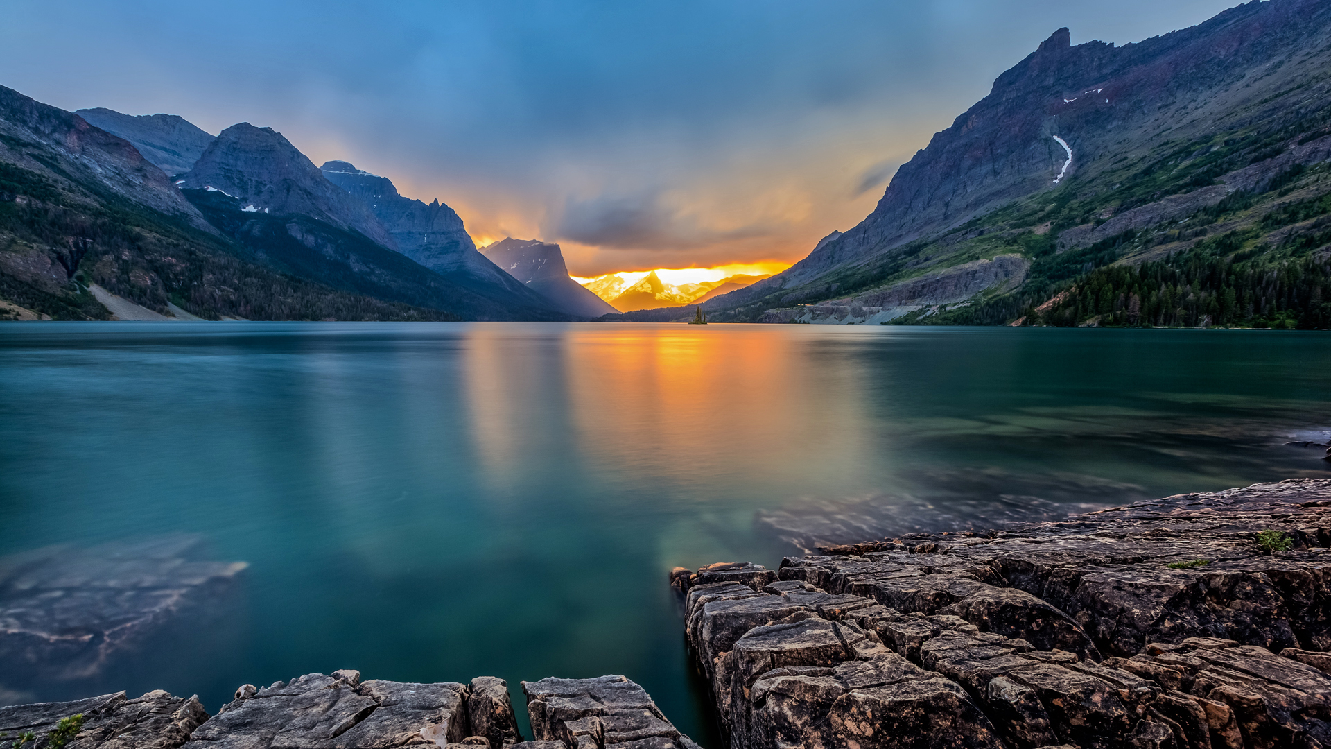 Sunset at Saint Mary Lake, Glacier national park, Montana, USA ...