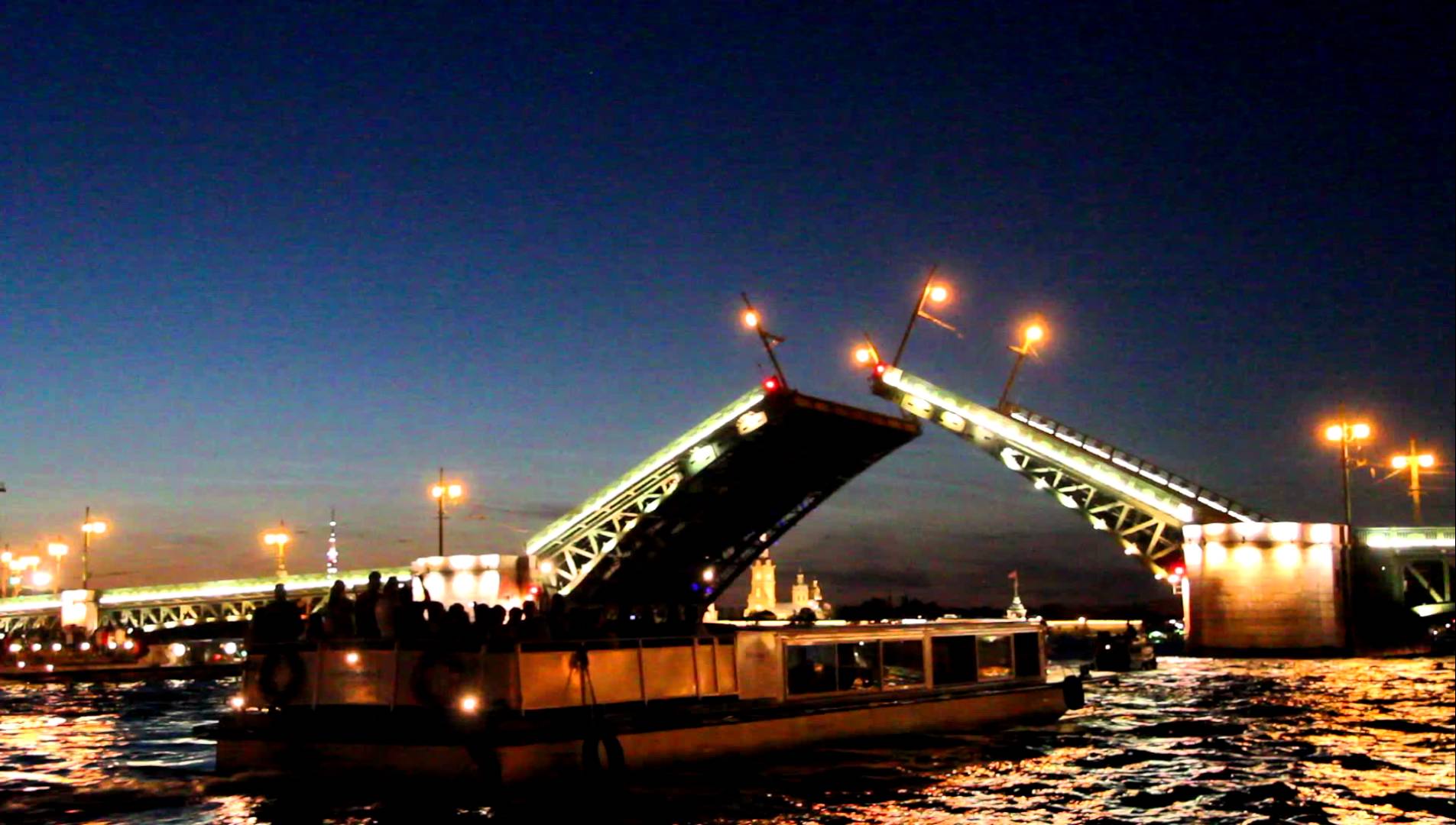 Raise of the Palace Bridge in St-Petersburg on 18/7/2011 - YouTube