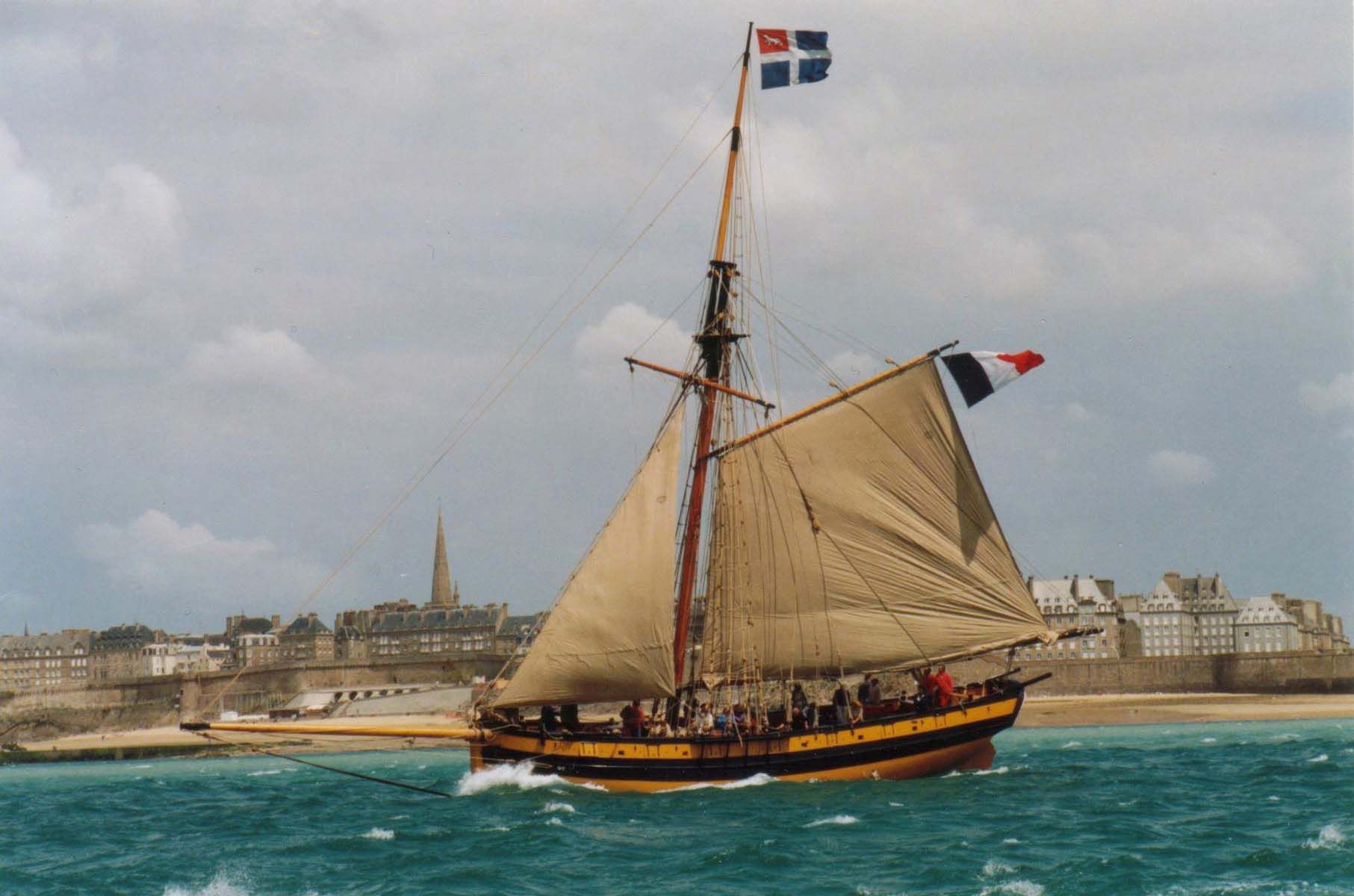 Le Renard - bateau du corsaire Surcouf -devant Saint-Malo | Boats ...