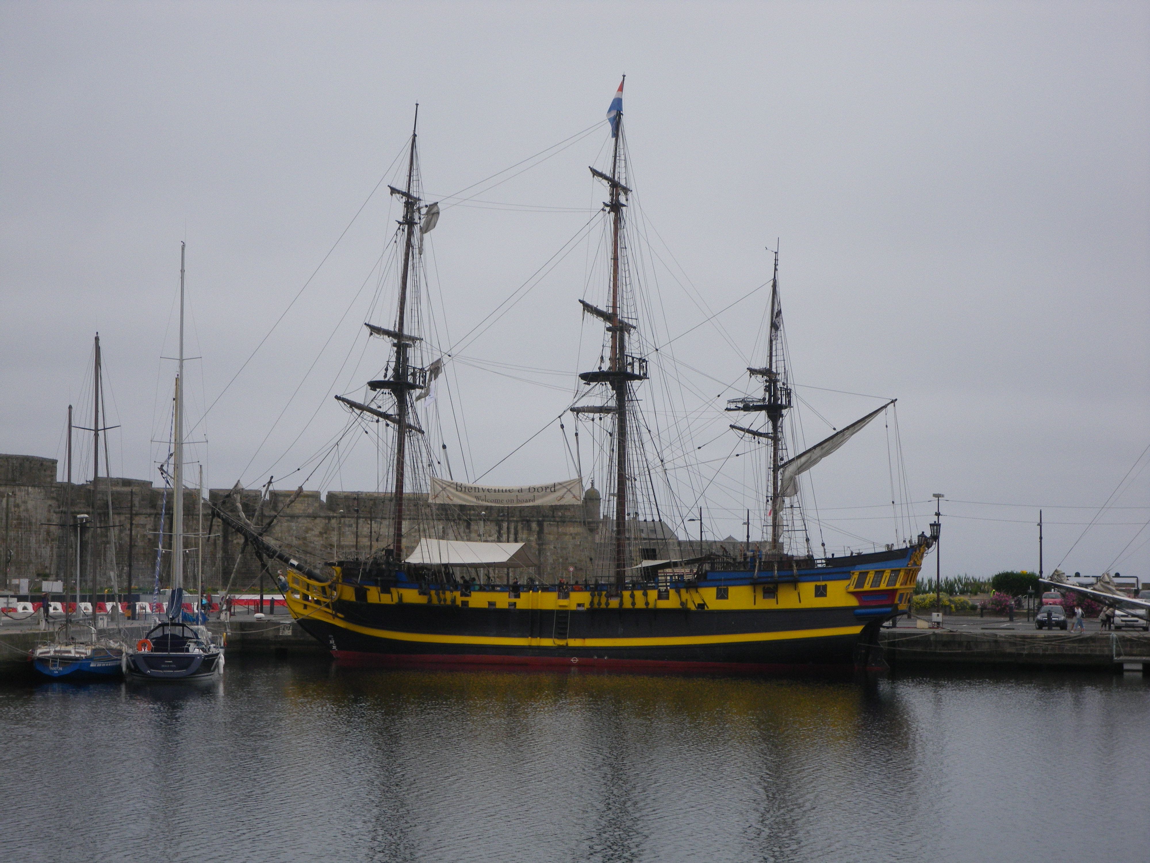 Saint Malo pirate boat Bateau corsaire dans le port de Saint Malo ...