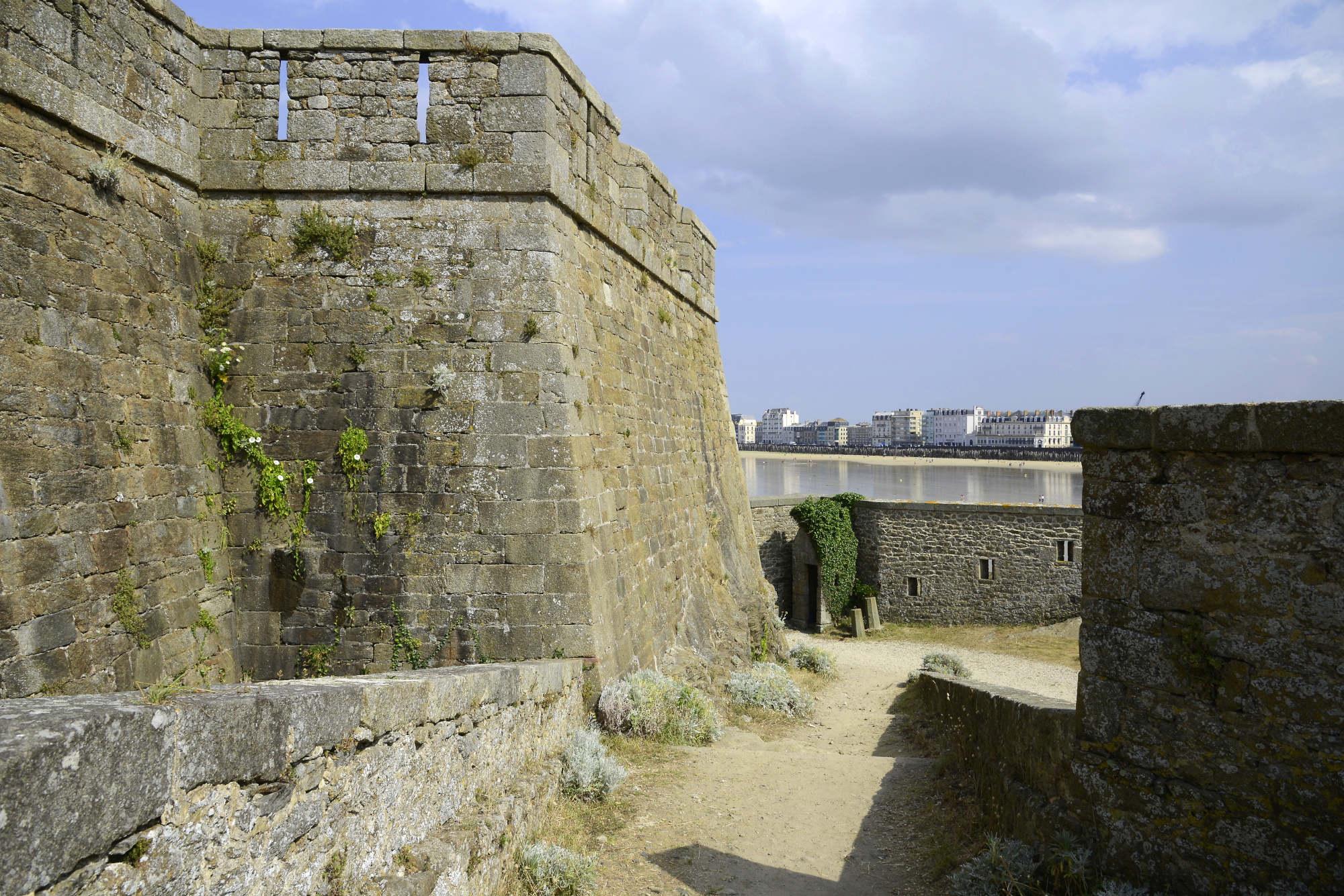 St Malo - City Wall | Saint-Malo | Pictures | France in Global-Geography