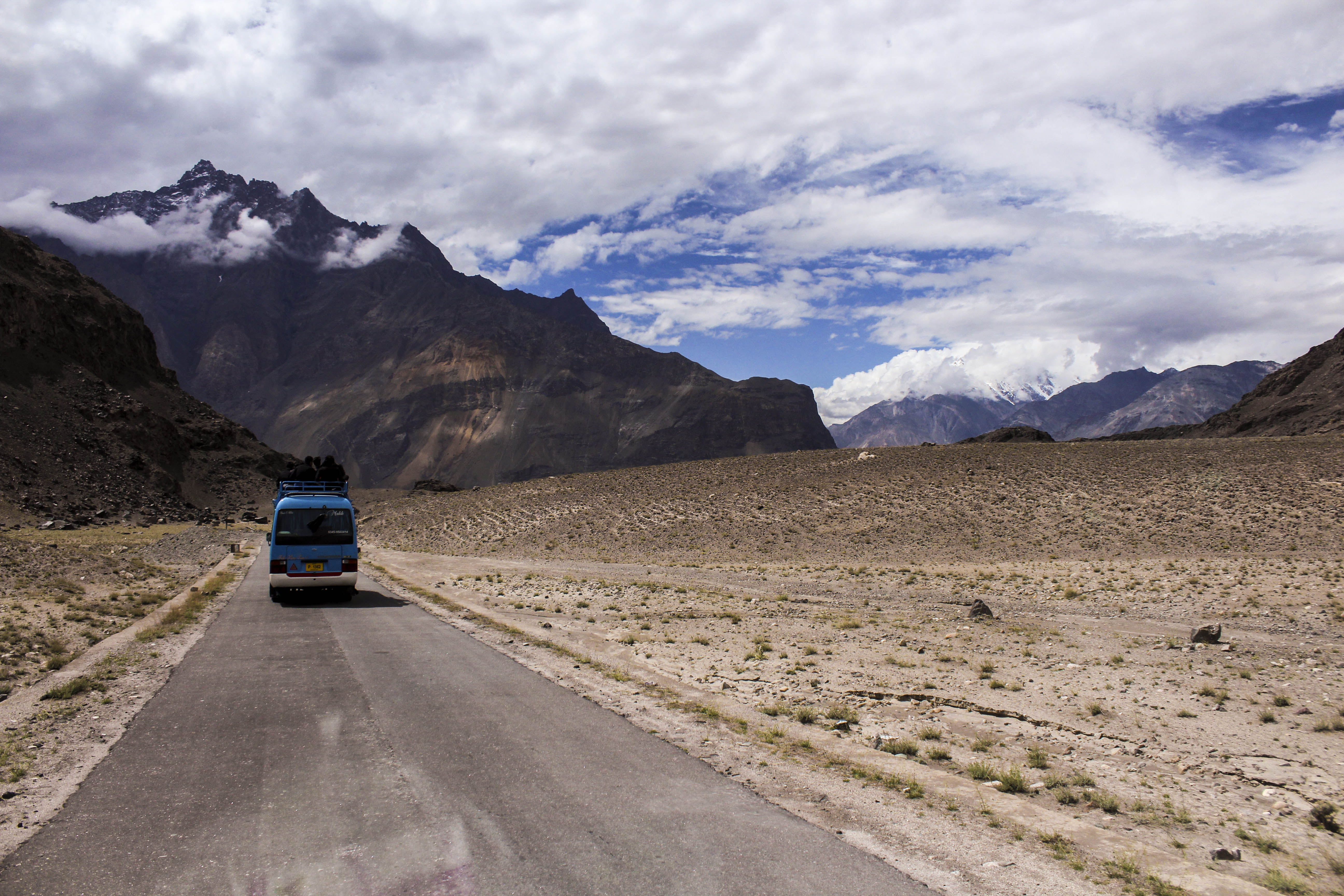 File:Road to Shigar Valley on Skardu Road.jpg - Wikimedia Commons