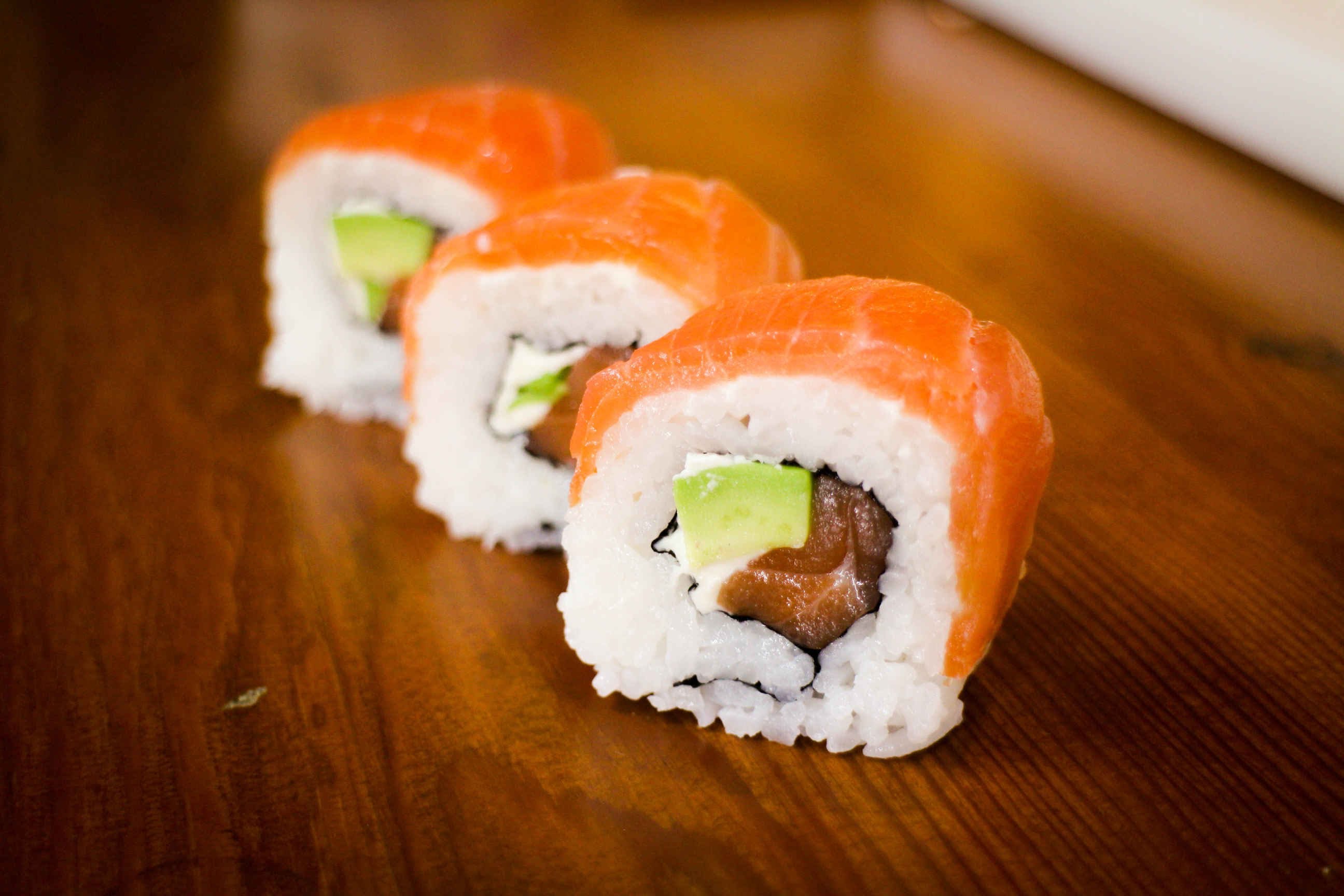 smoked salmon sushi roll - learn how to make this amazing sushi roll ...