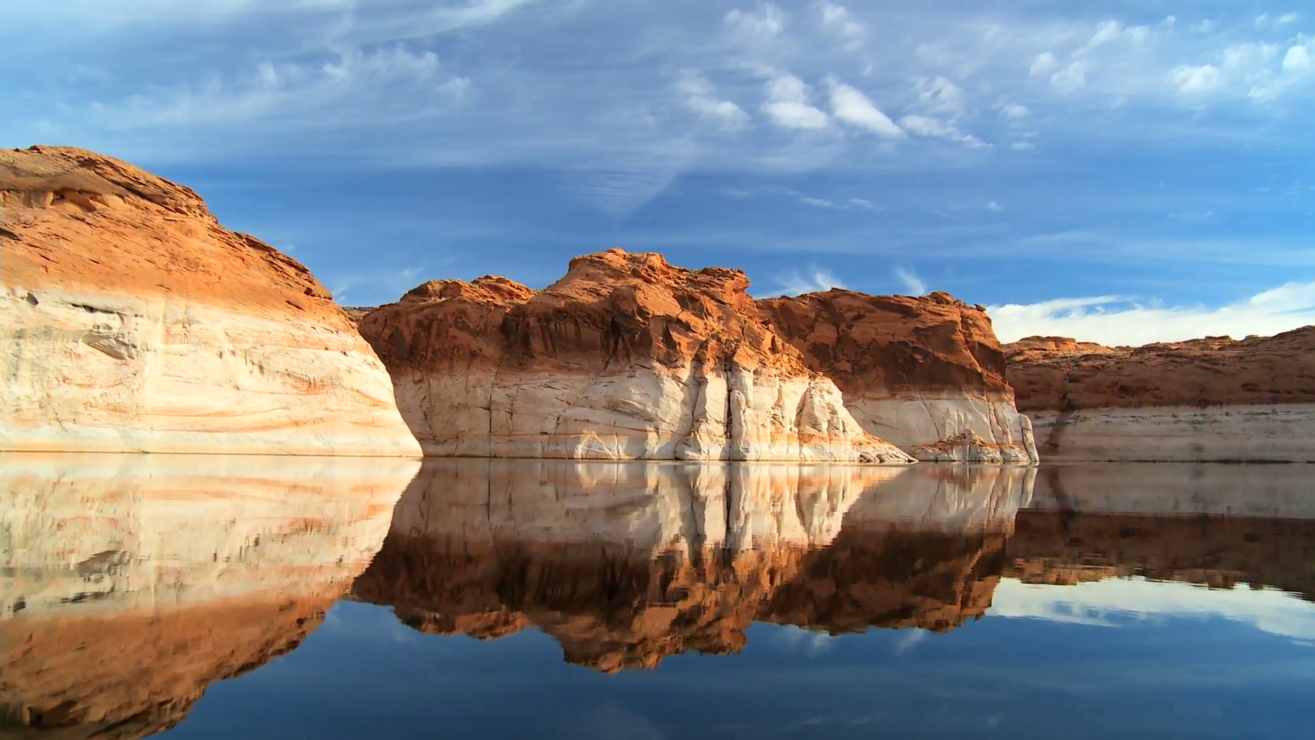 The mirror clear waters of Lake Powell with colored layers in ...