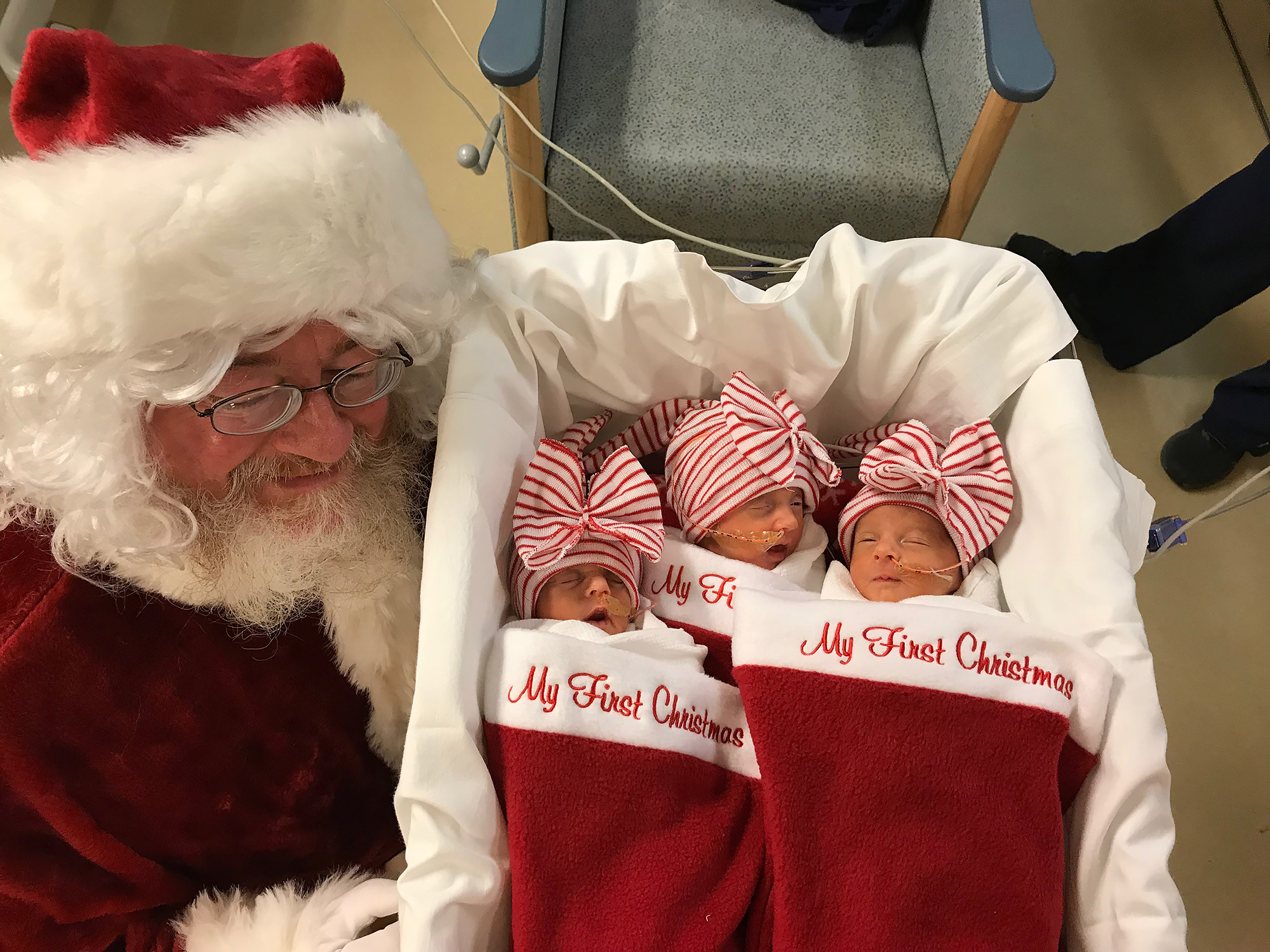 Santa Visits Premature Babies in Texas NICU | PEOPLE.com