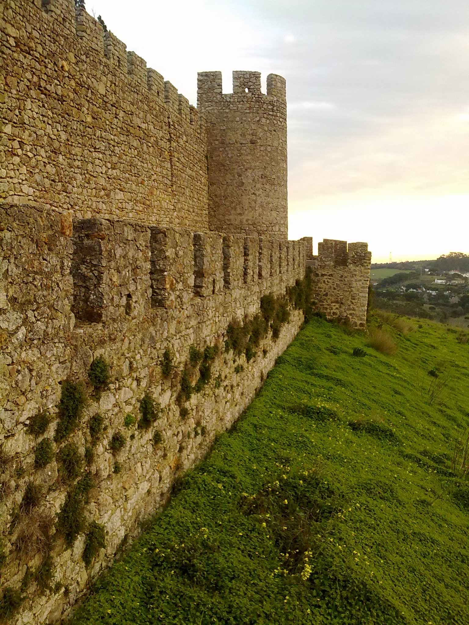 File:Castelo de Santiago do Cacém - muralha, torre e barbacã.jpg ...