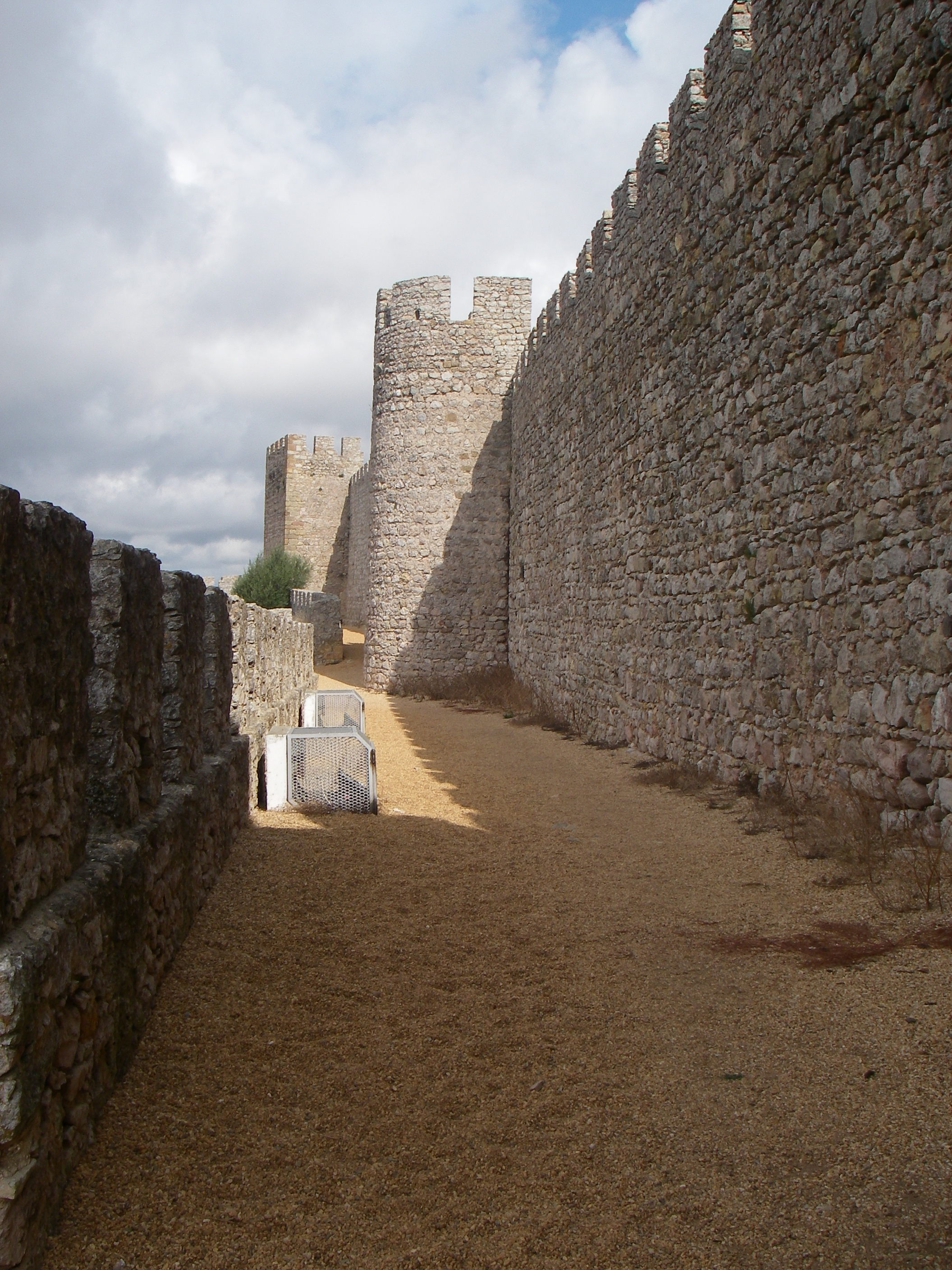 File:Pormenor das muralhas do Castelo de Santiago do Cacém.jpg ...