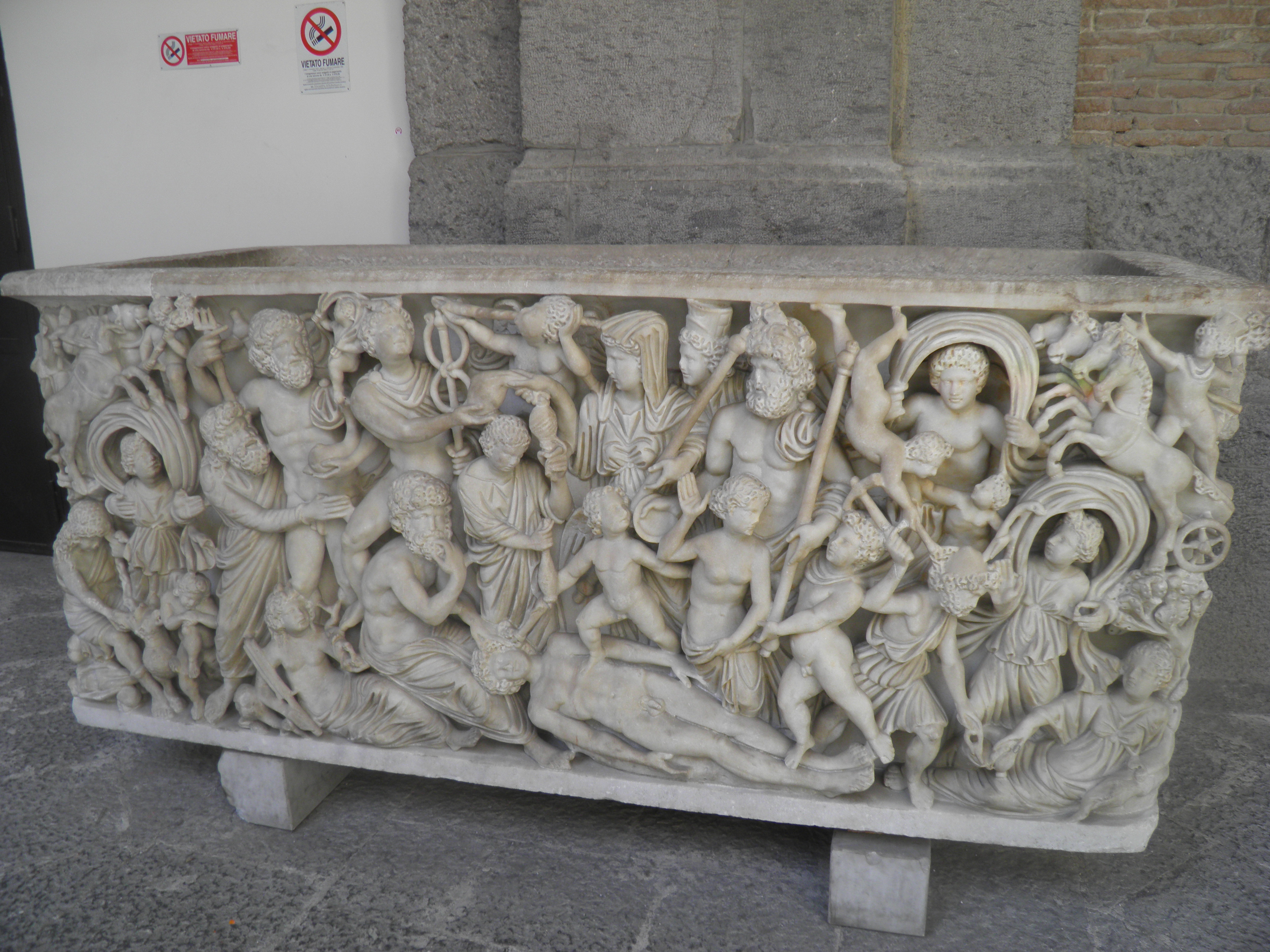 File:Sarkofag etruski z muzeum w Neapolu.jpg - Wikimedia Commons