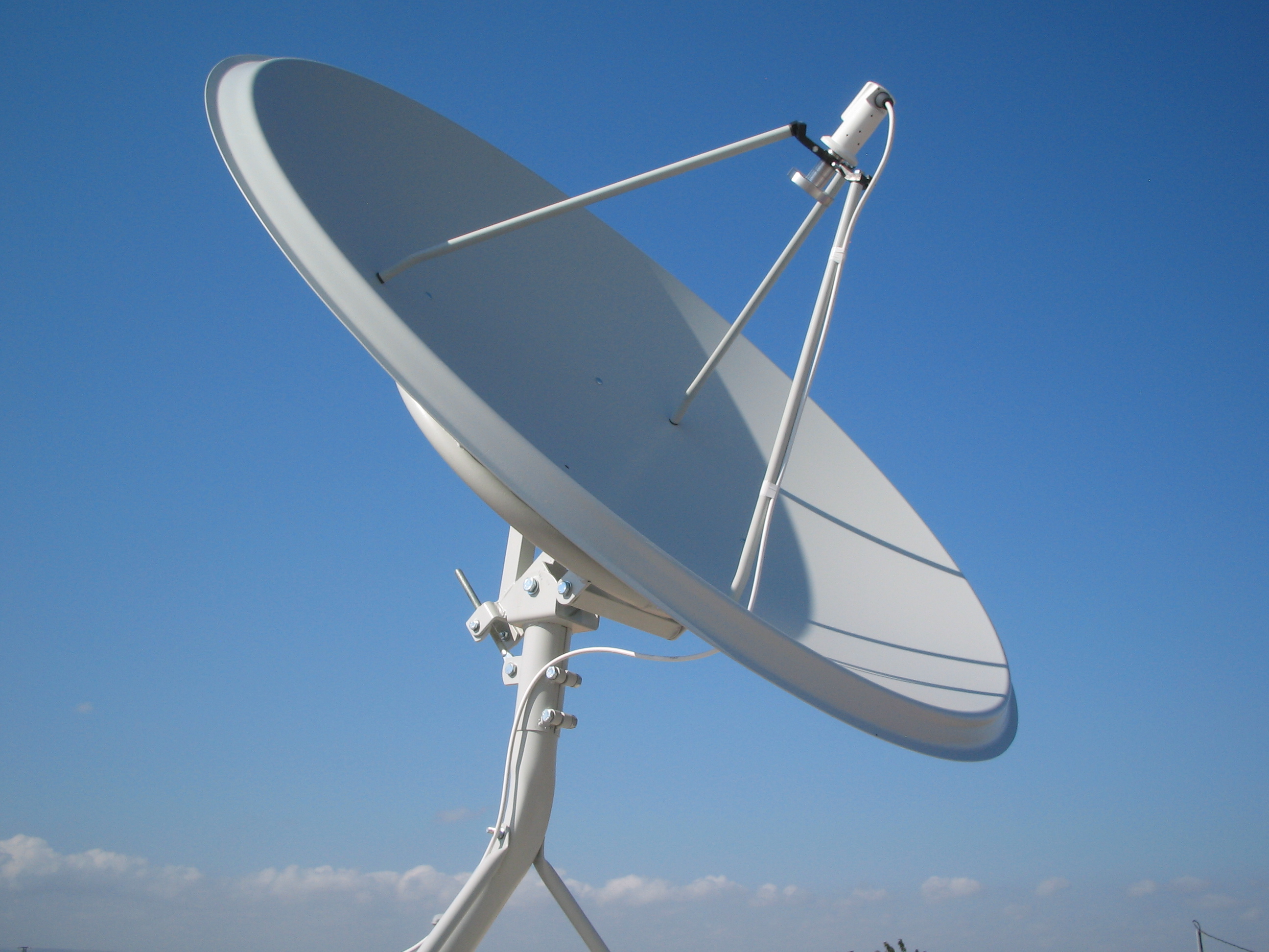 Satellite dish. LNB 18 спутниковая антенна. Супрал 1400. Параболическая антенна 1.5 метра. Спутниковая антенна RS-TV-1000-H.