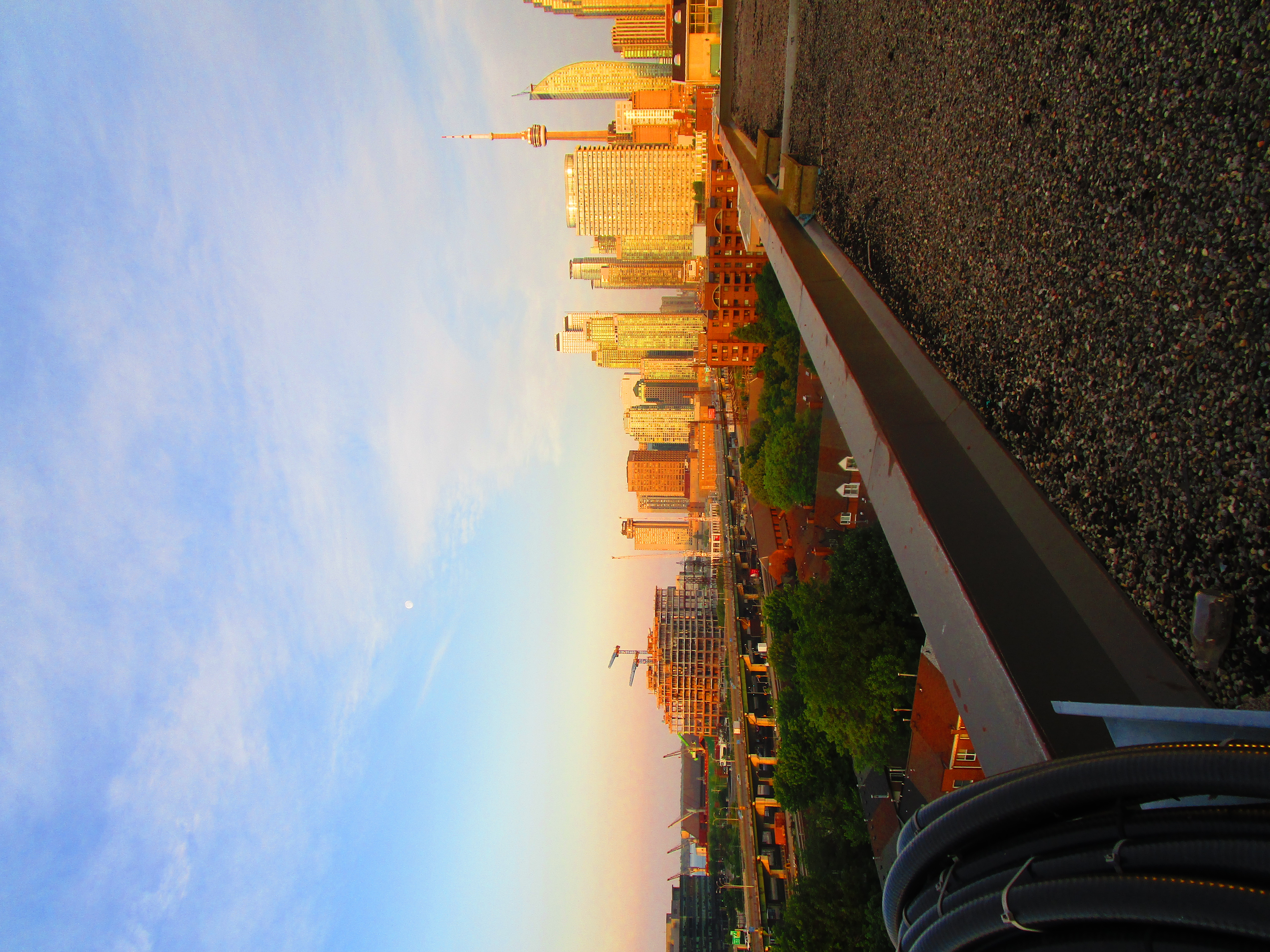 Scanning toronto skyline, at dawn, 2017 06 12 e -ad photo