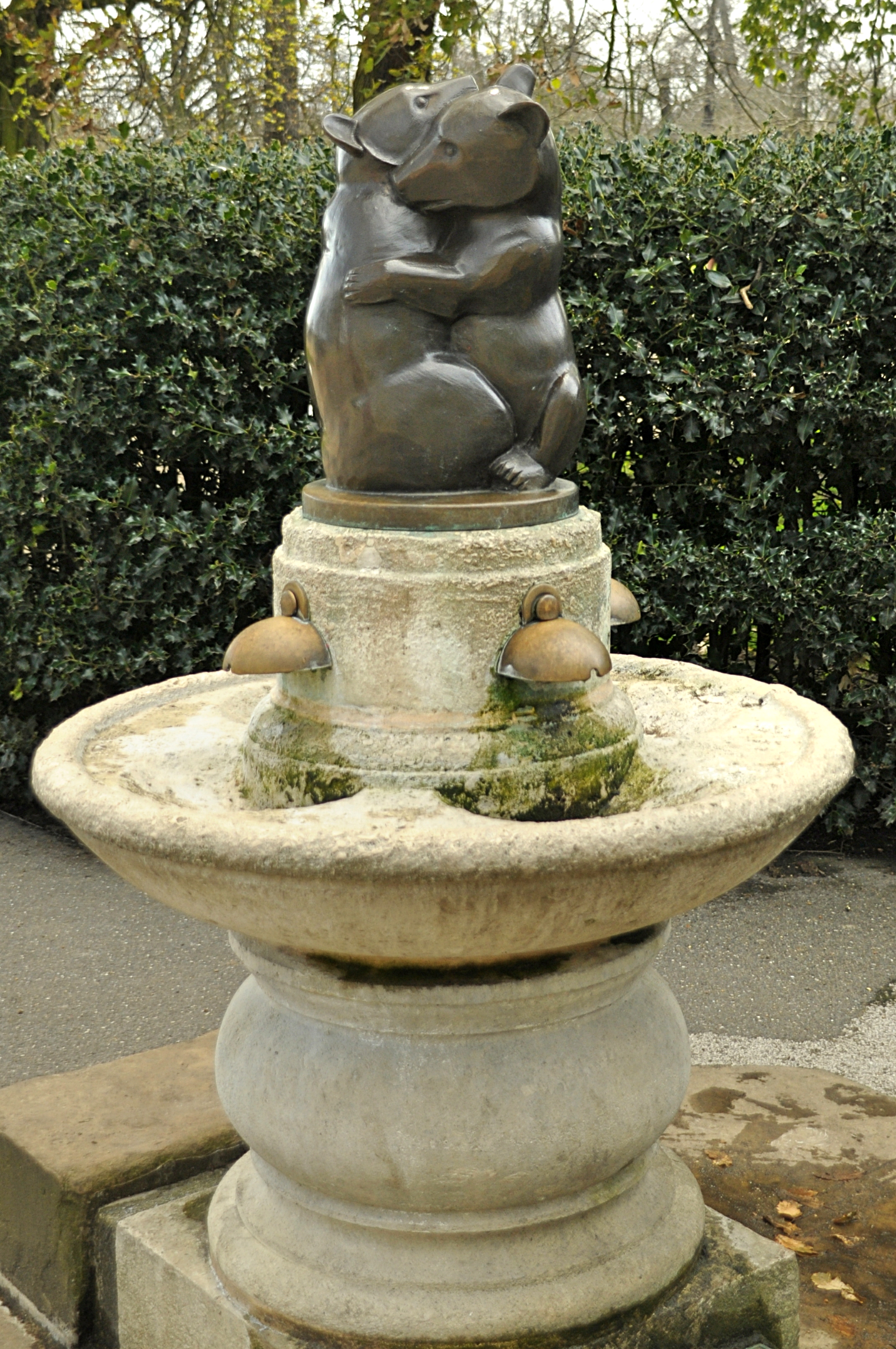 File:Two Bears Drinking fountain, Kensington Gardens, London.jpg ...