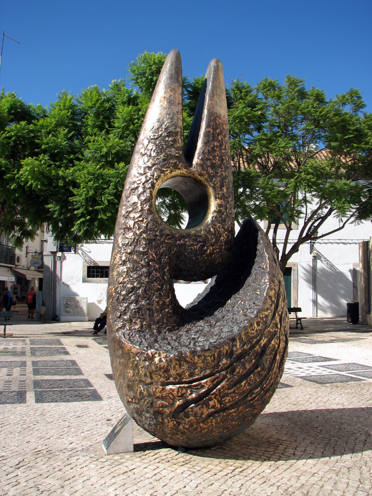 File:Faro - Sculpture - The Algarve, Portugal (1470402454).jpg ...