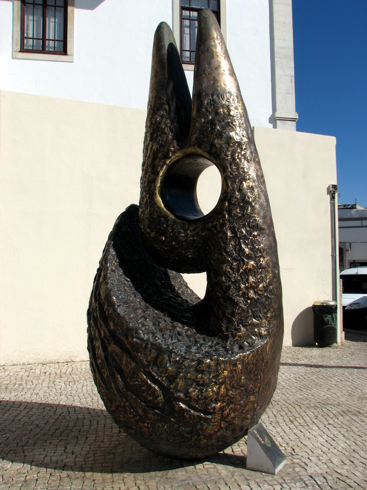 File:Faro Sculpture - The Algarve, Portugal (1469547161).jpg ...