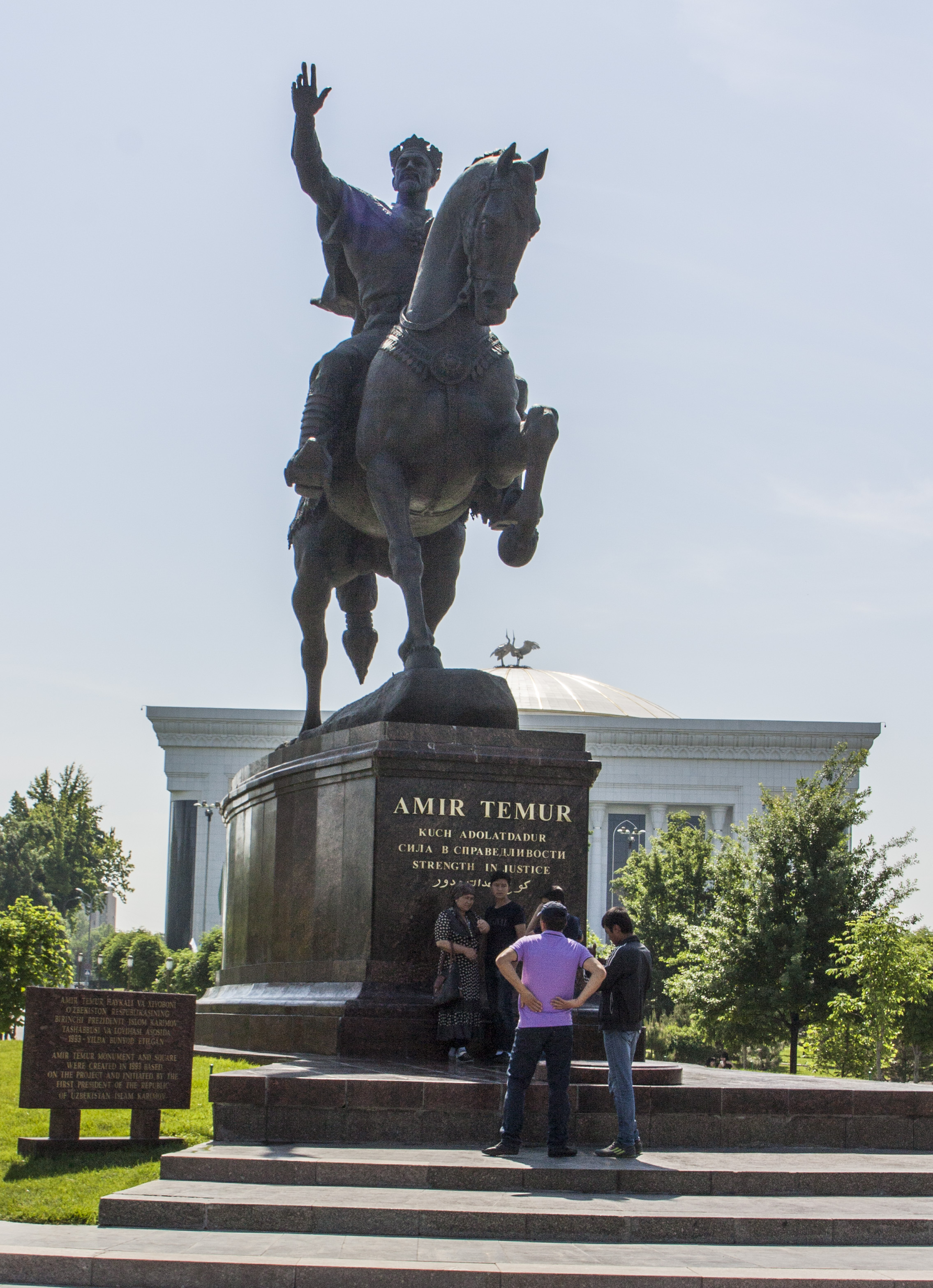 File:Equestrian statue of Timur in Tashkent 01.jpg - Wikimedia Commons