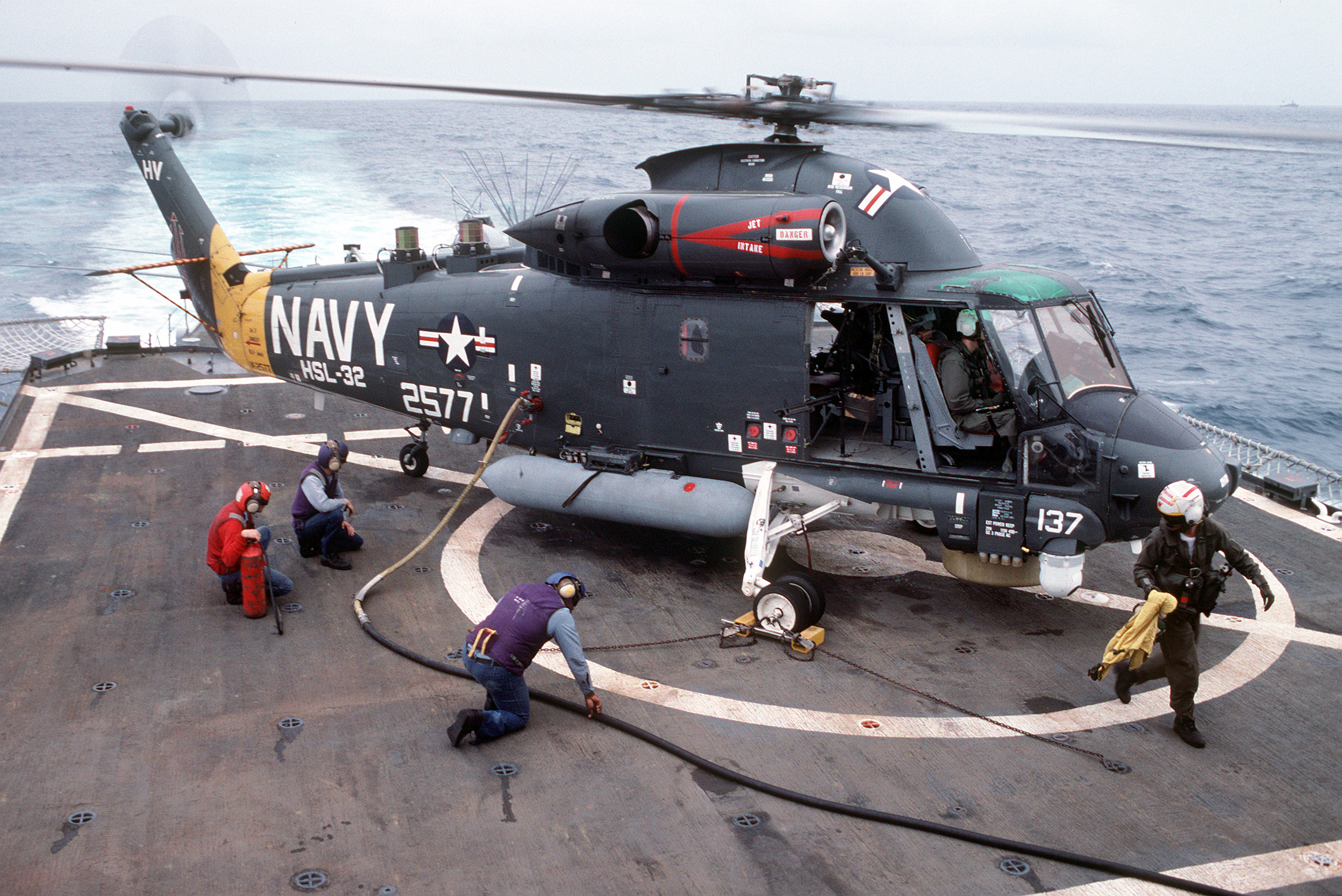 File:SH-2F Seasprite on USS Wainwright (CG-28) in 1988.JPEG ...