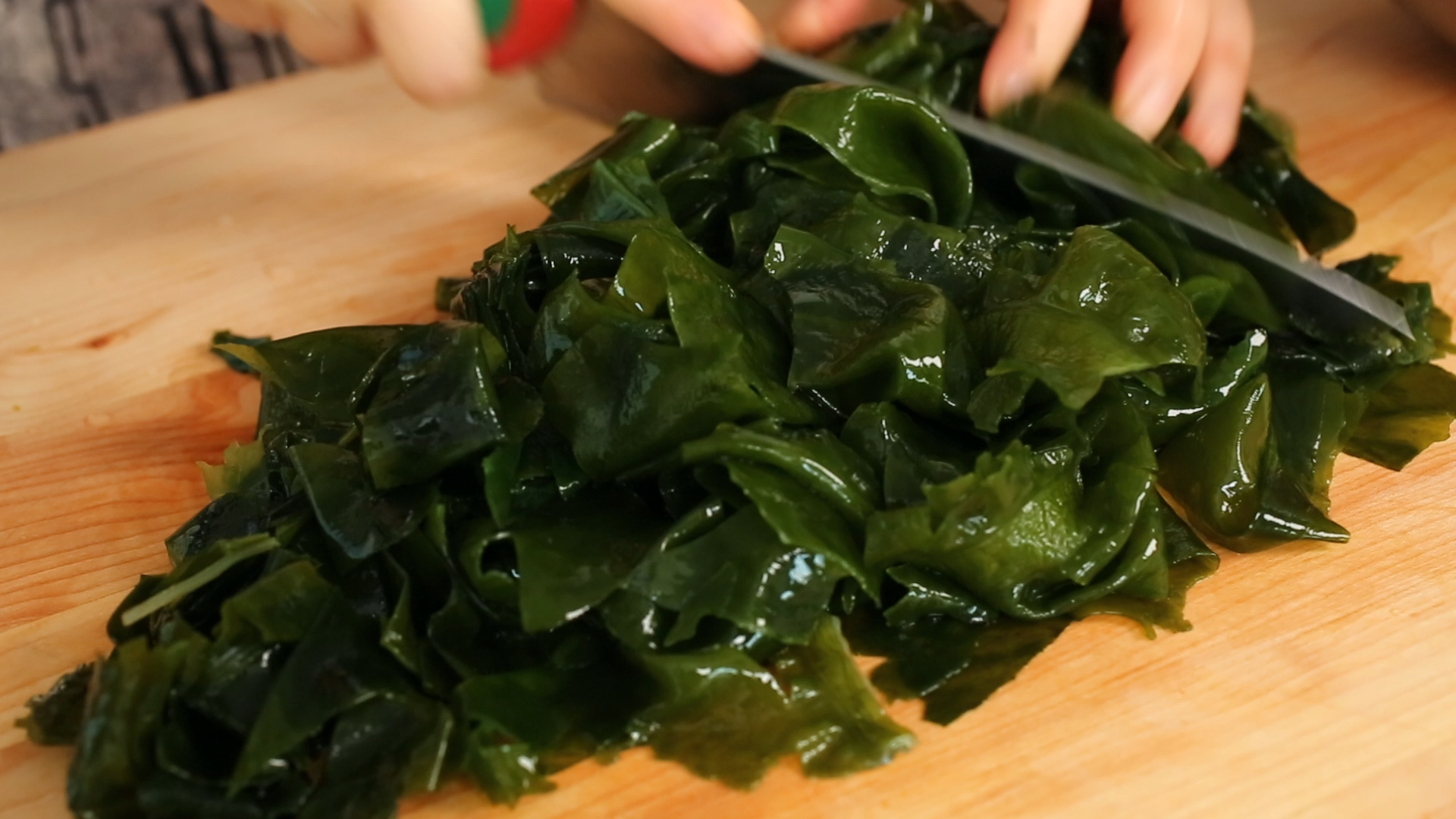 Sweet & sour seaweed salad (Miyeok-muchim) recipe - Maangchi.com