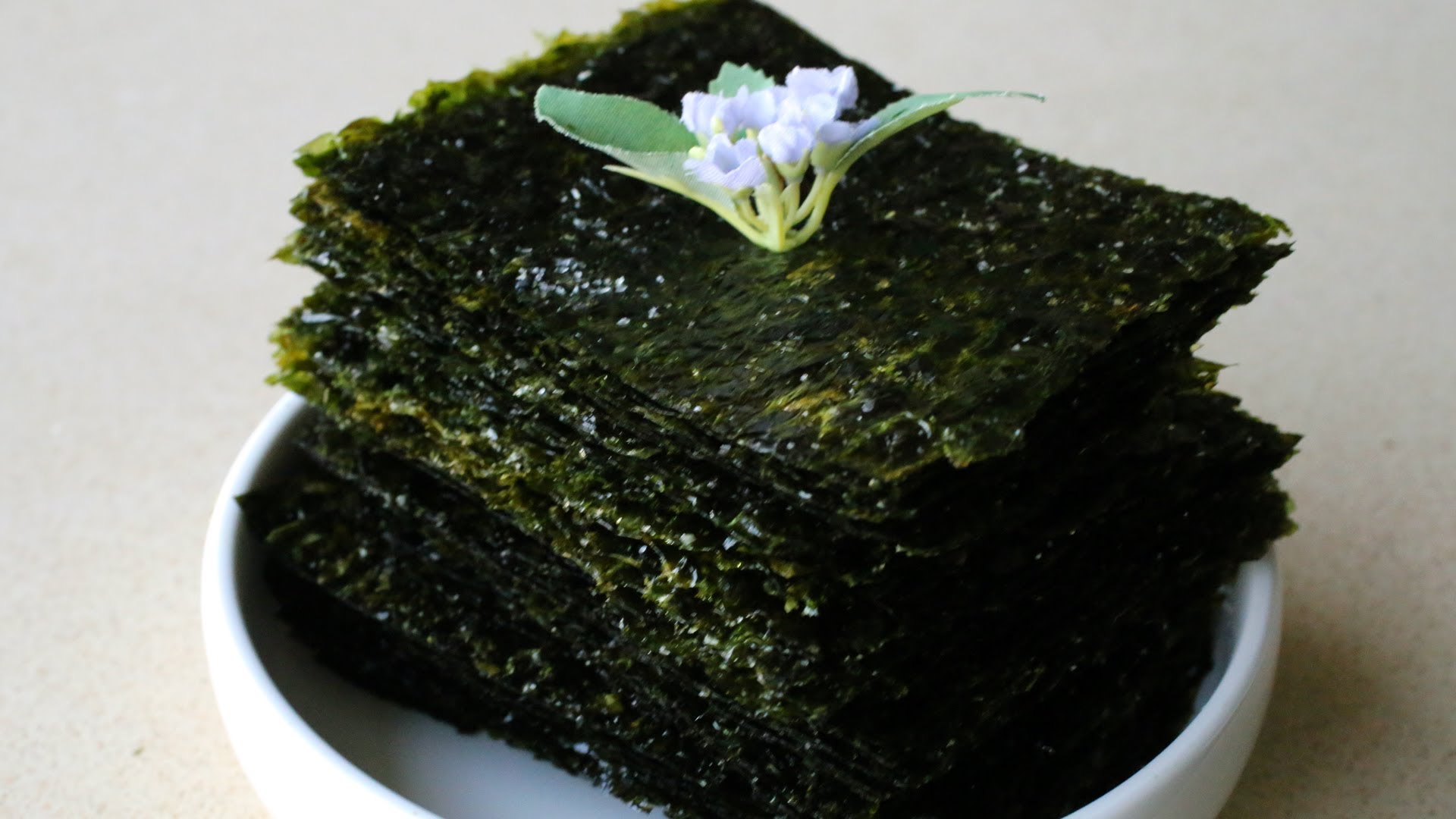 Korean style roasted seaweed (Gim-Gui: 김구이) - YouTube