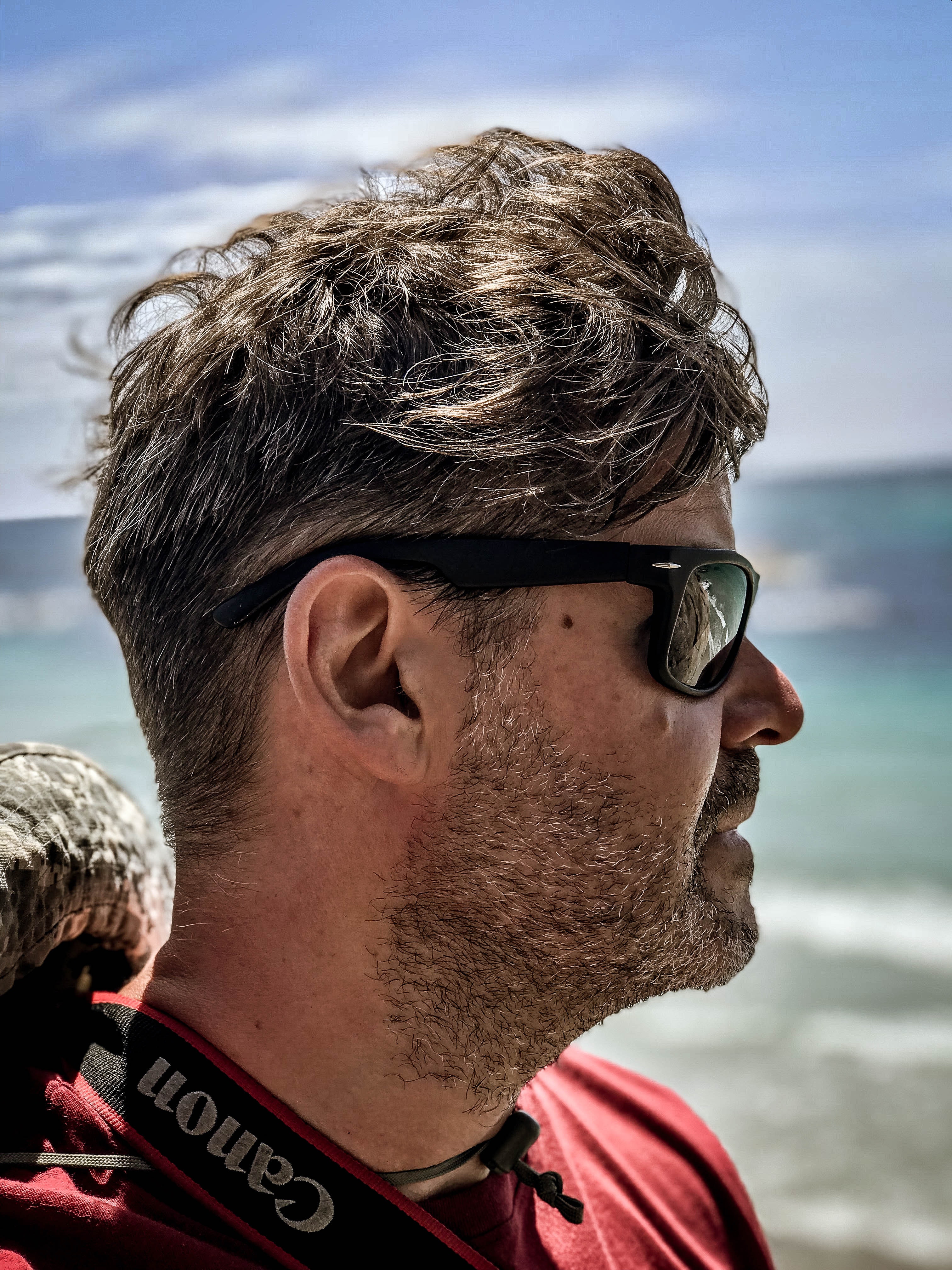 Selective focus photography of man wearing sunglasses