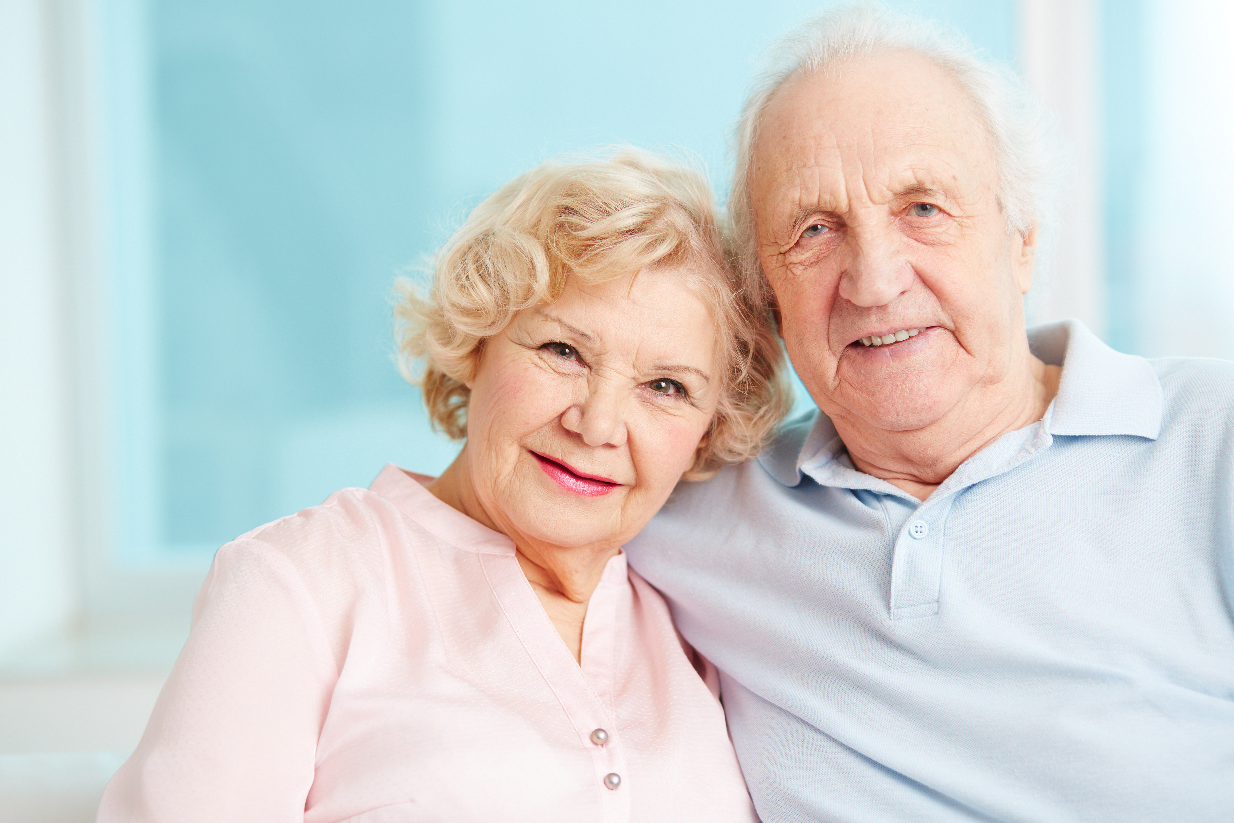 Муж и жена пенсионеры. Пожилые люди. Счастливые пенсионеры. Пожилые люди улыбаются. Счастливые пожилые люди.