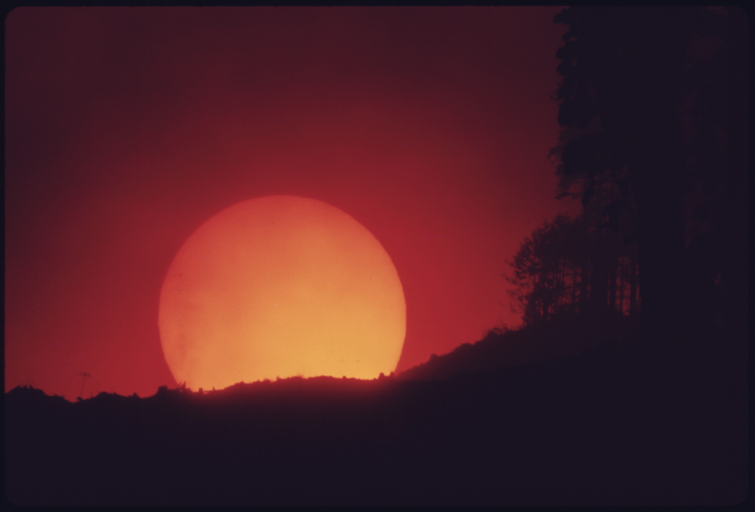 File:Rising or setting sun - NARA - 557629.jpg - Wikimedia Commons