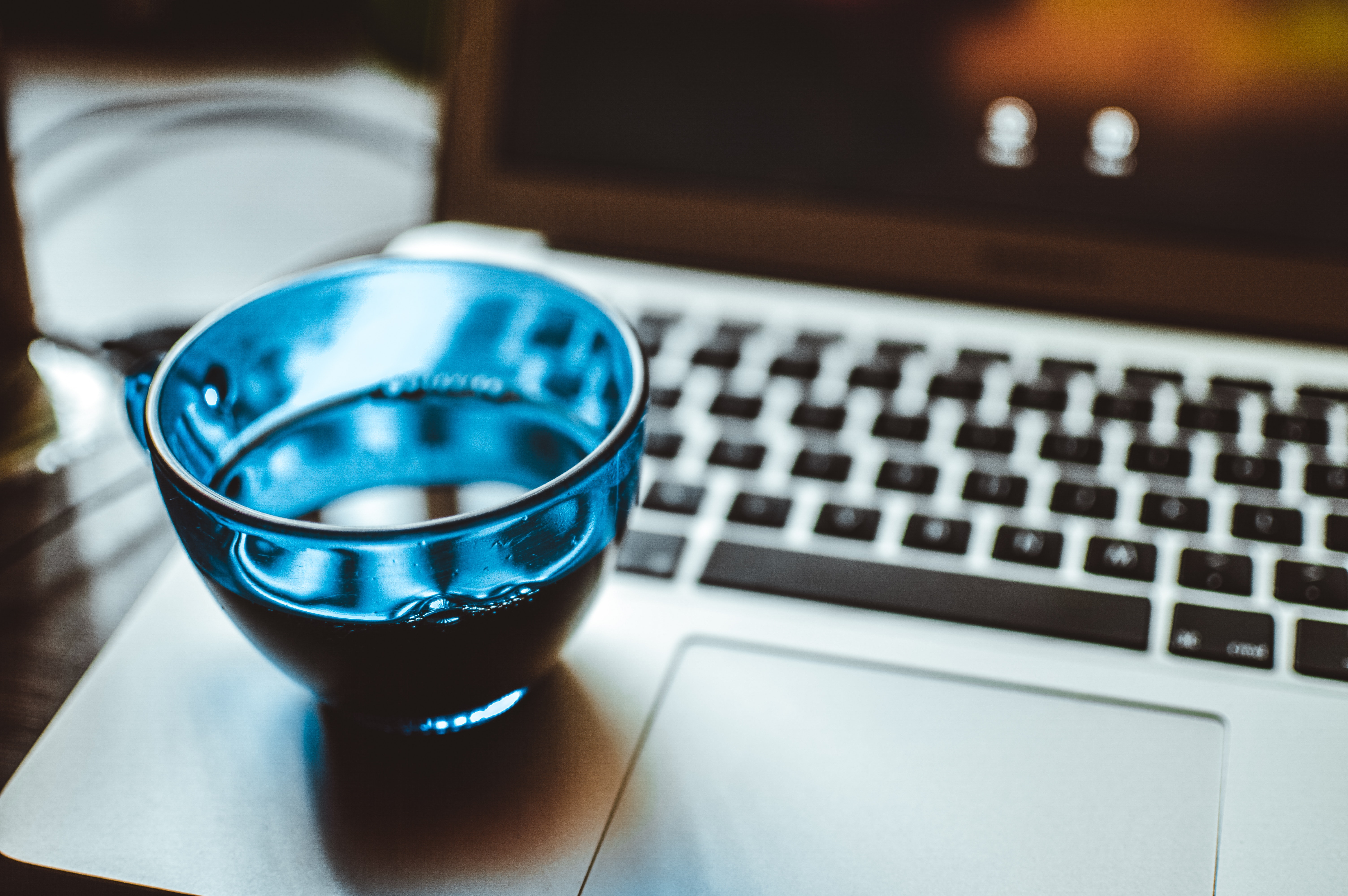 Shallow Focus Photography of Blue Glass Cup on Silver Laptop Computer, Blur, Close-up, Computer, Drink, HQ Photo