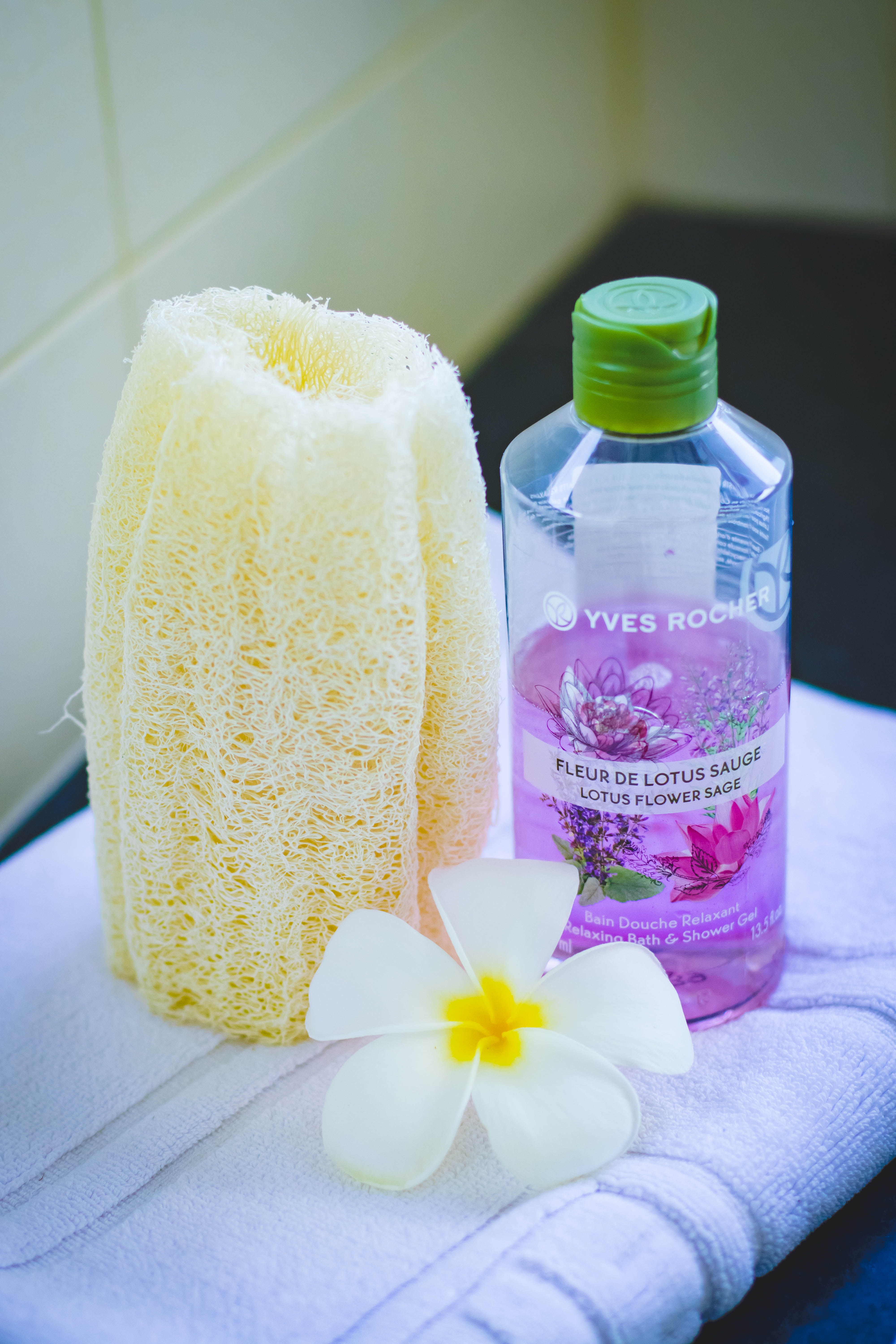 Shallow focus photography of yves rocher bubble bath bottle on white towel