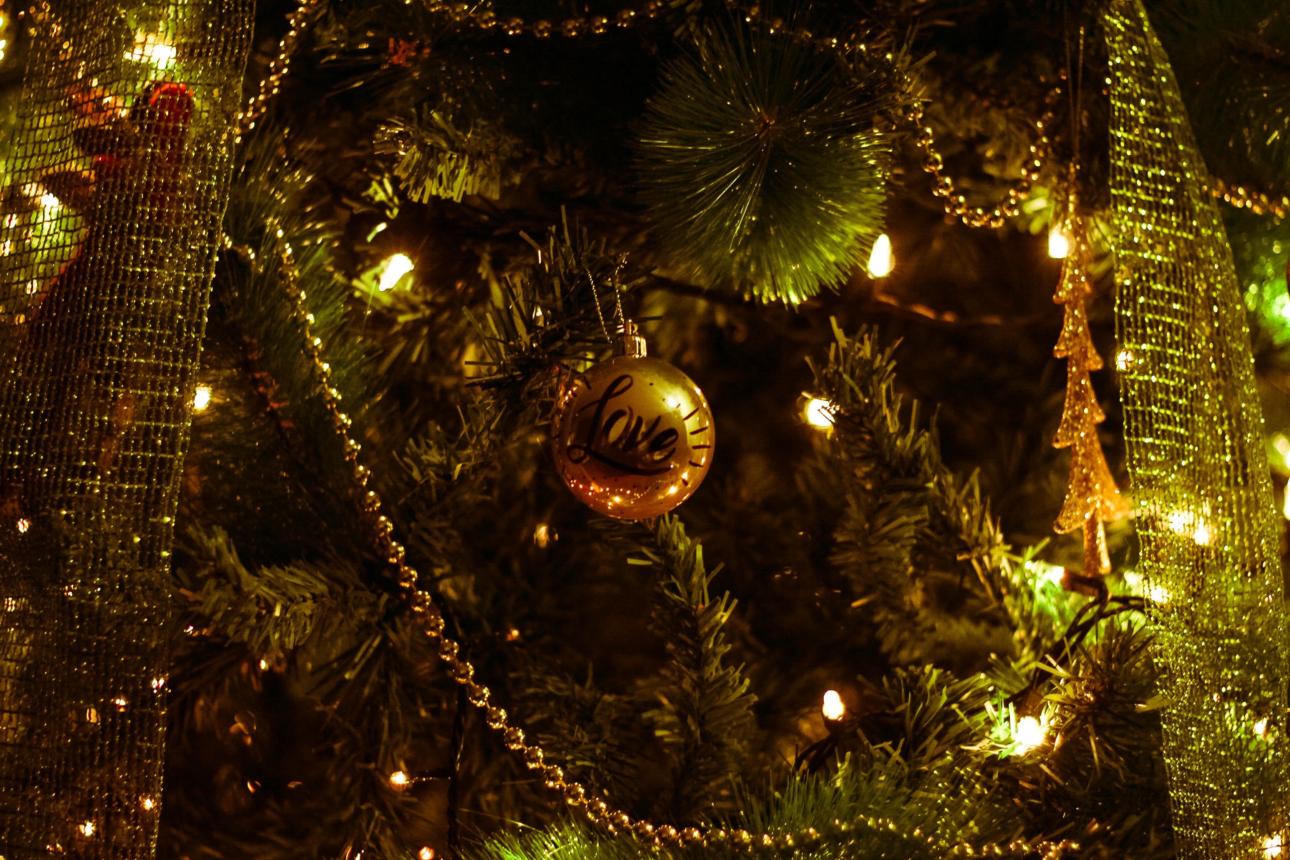 Shallow Photography of Christmas Decor, Hanging, Tree, Sphere, Sparks, HQ Photo